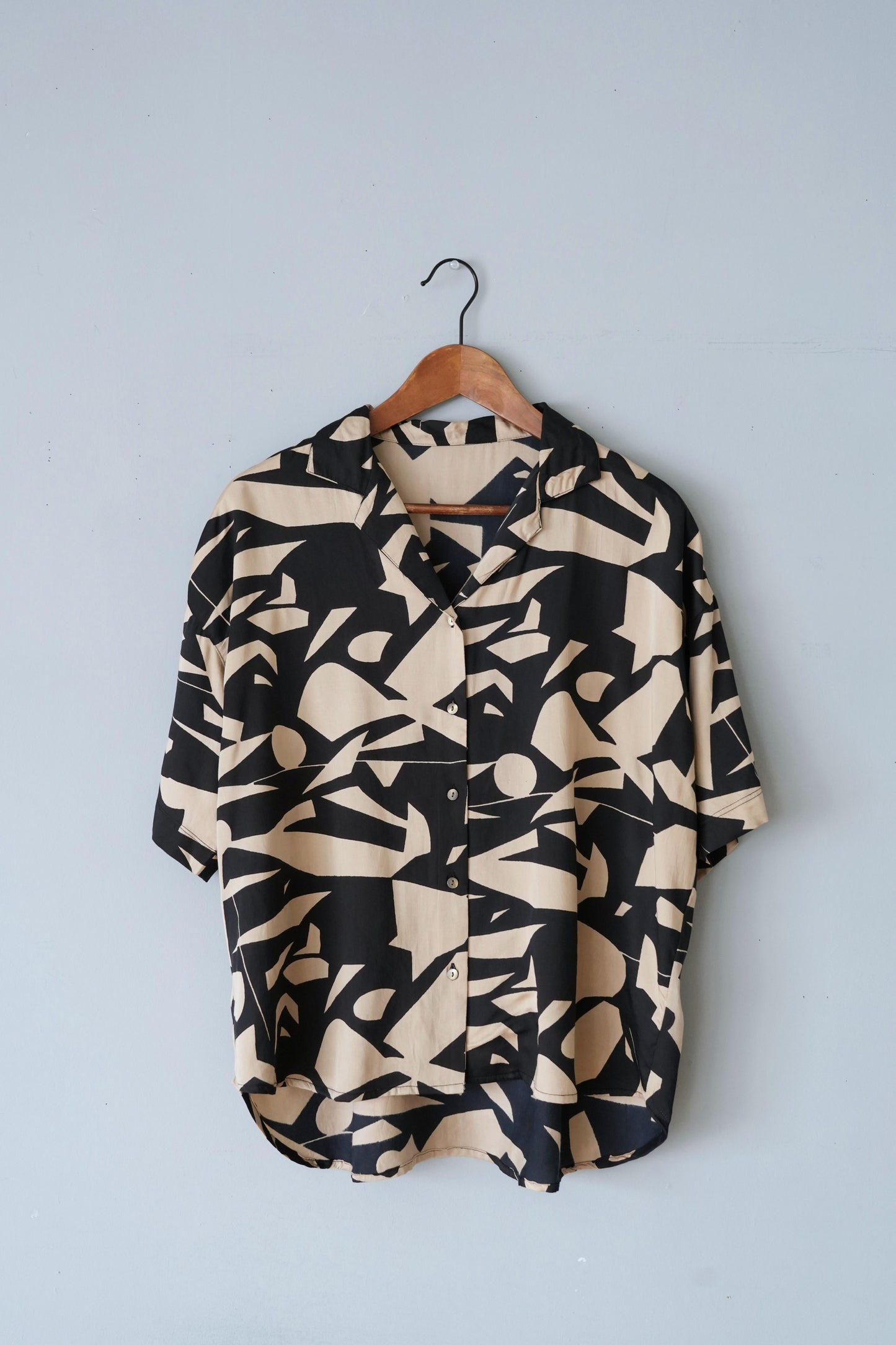 「hunch」viscose satin printed open collar shirts -balck-