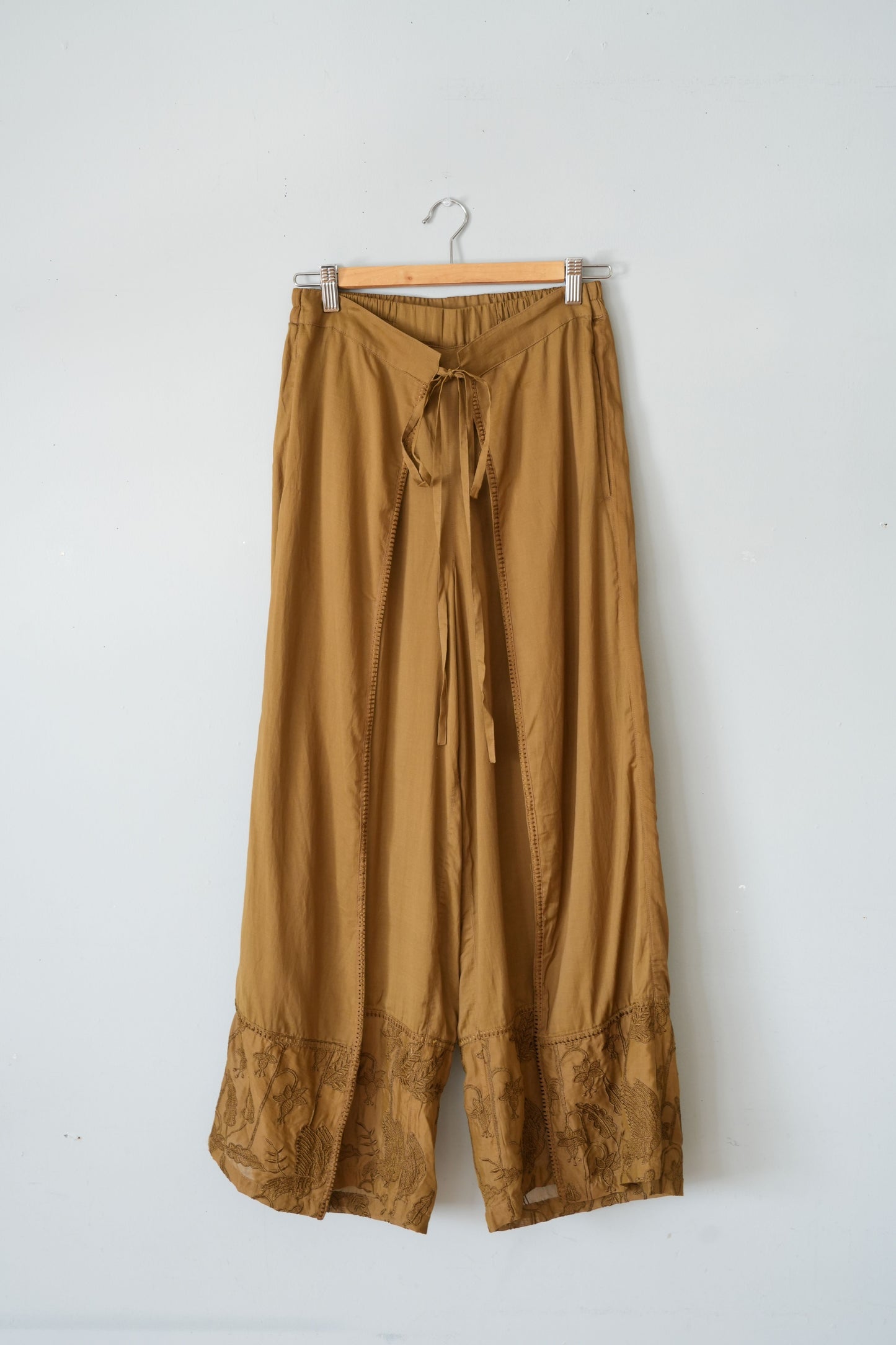「hunch」hem embroidered wrap pants