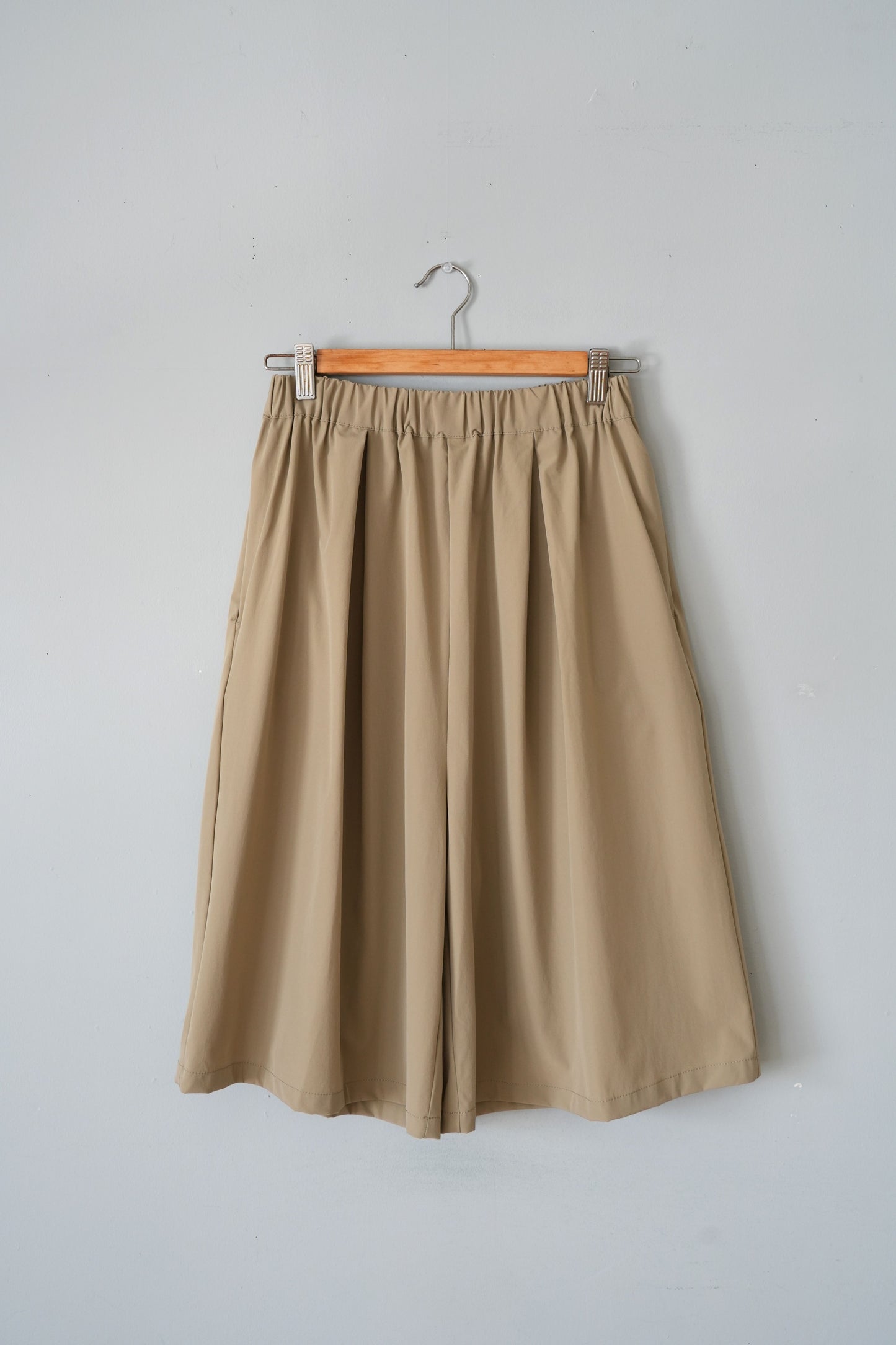 「hunch」ice touch pleated shorts -khaki-