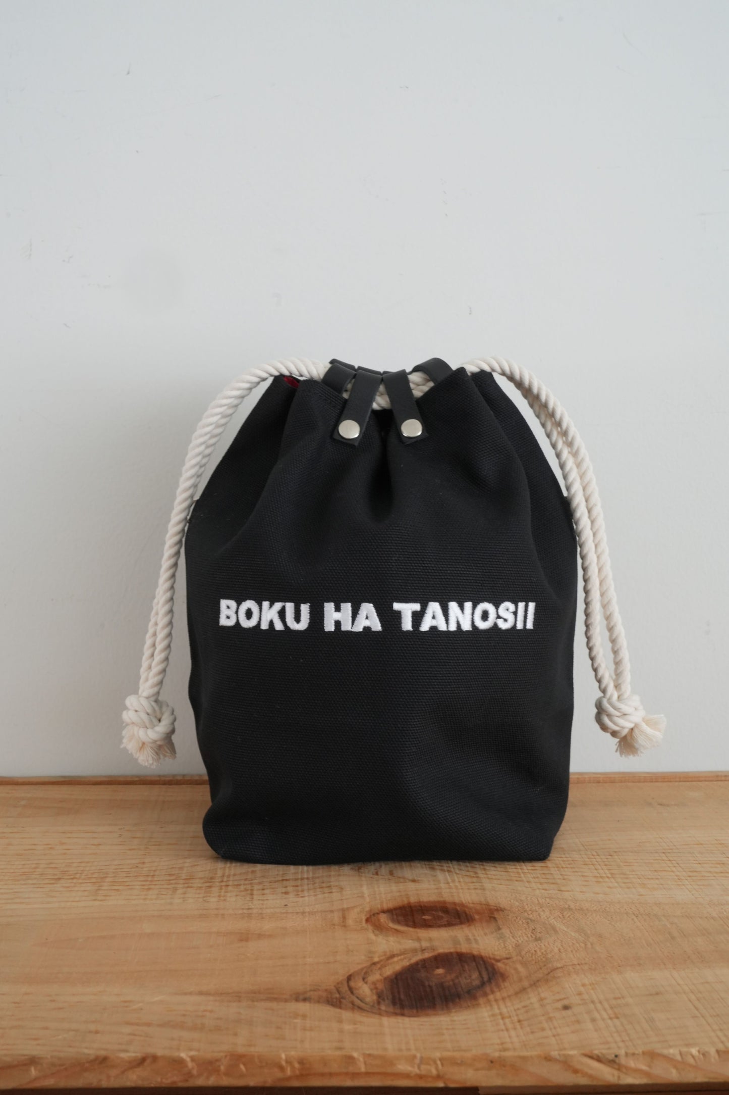 「BOKU HA TANOSII × COMUSUBI」comusubi bag -black-