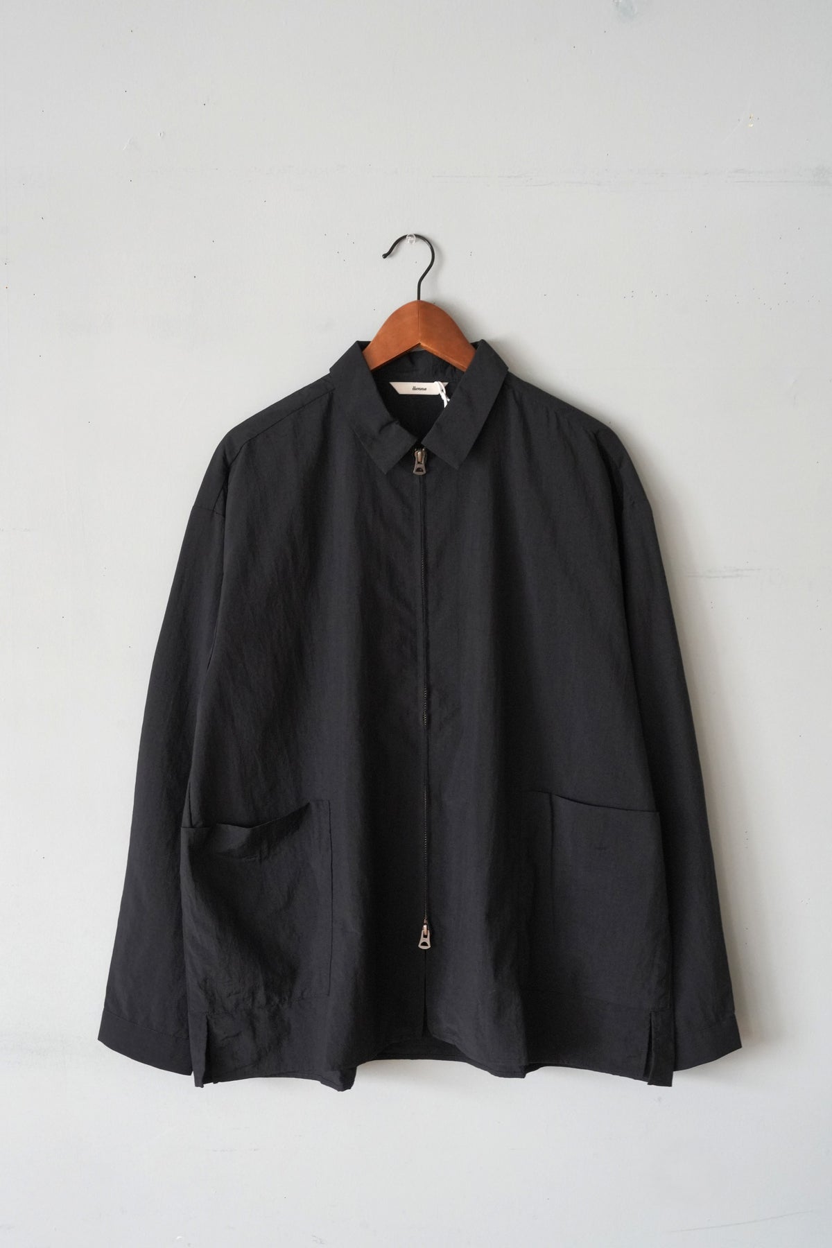 「amne」nylon zip park shirt -black-