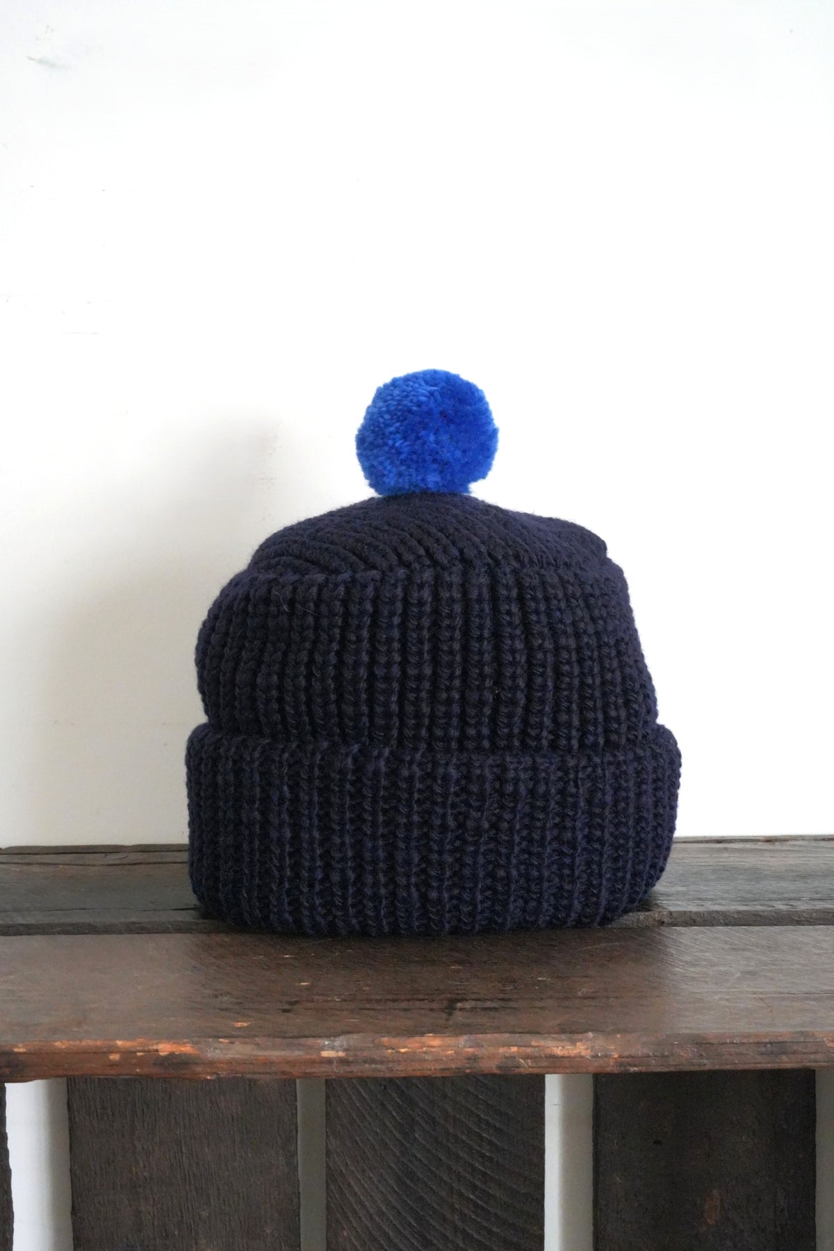 「cableami」wool w/cap with POM -navy-