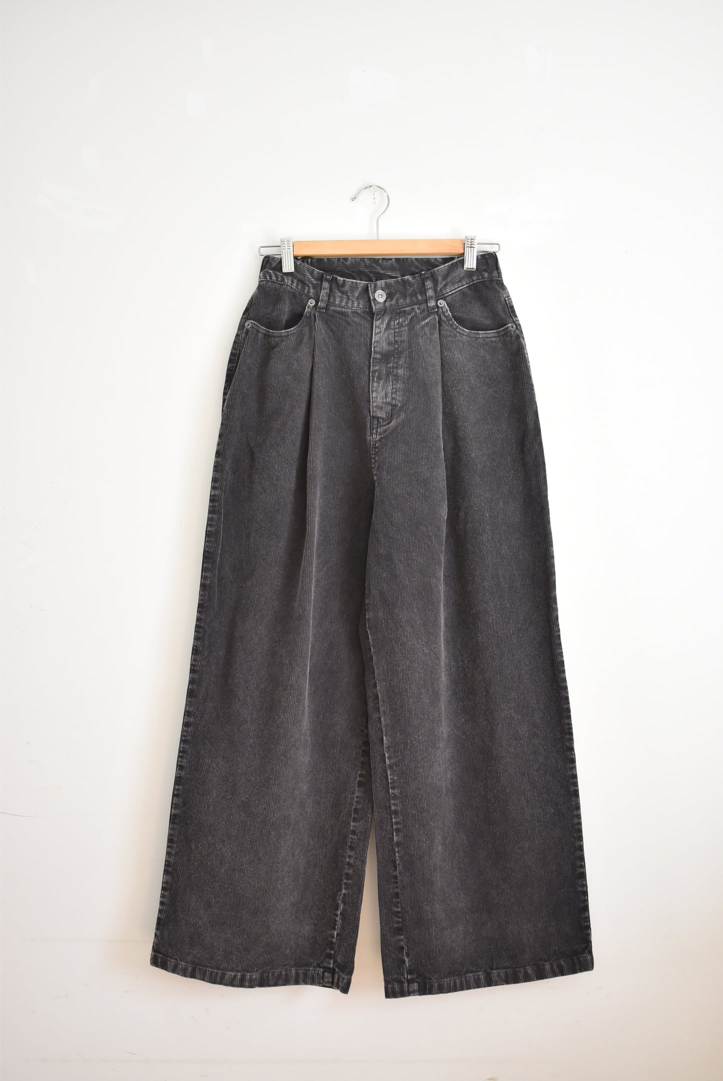 「hunch」wide corduroy pants -charcoal-