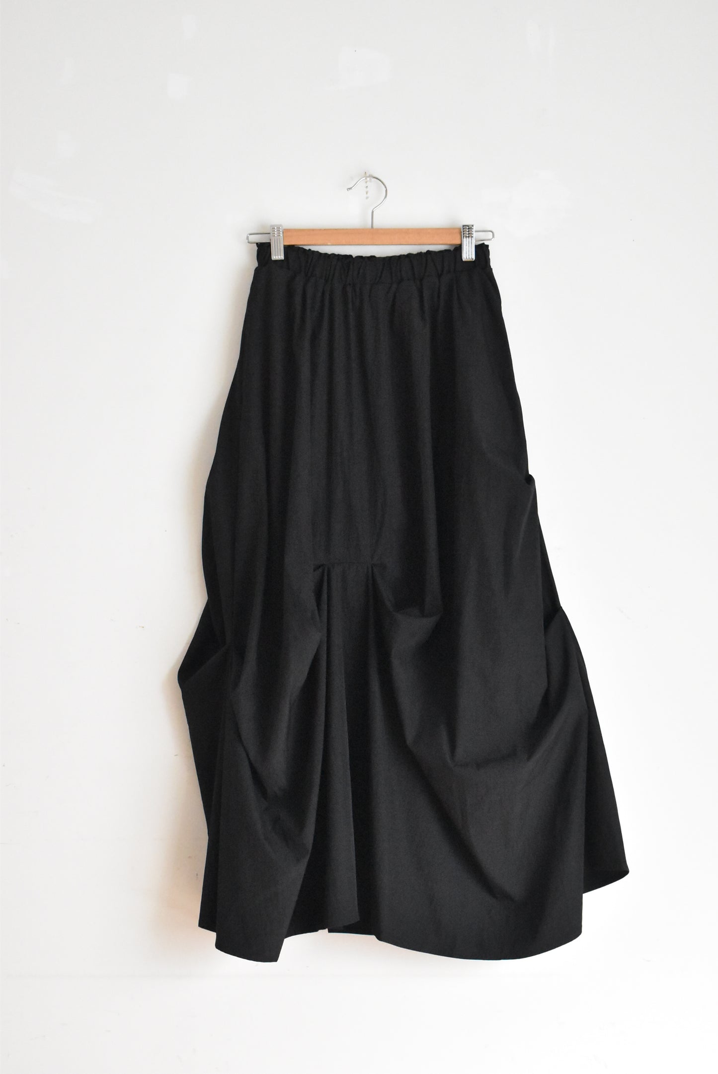 「hunch」random tack skirt -black-