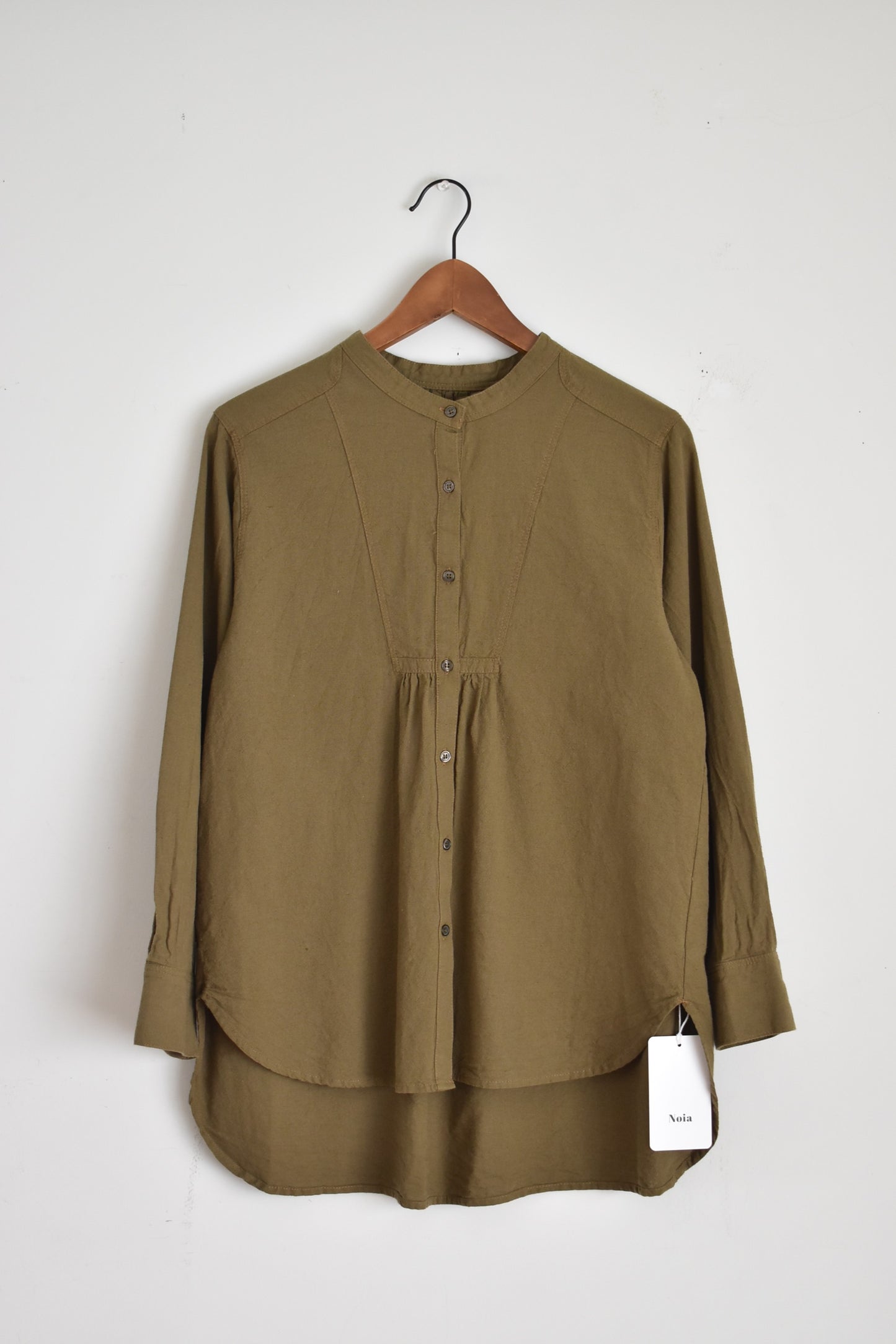 「noia」stand collar gather brouse -khaki-