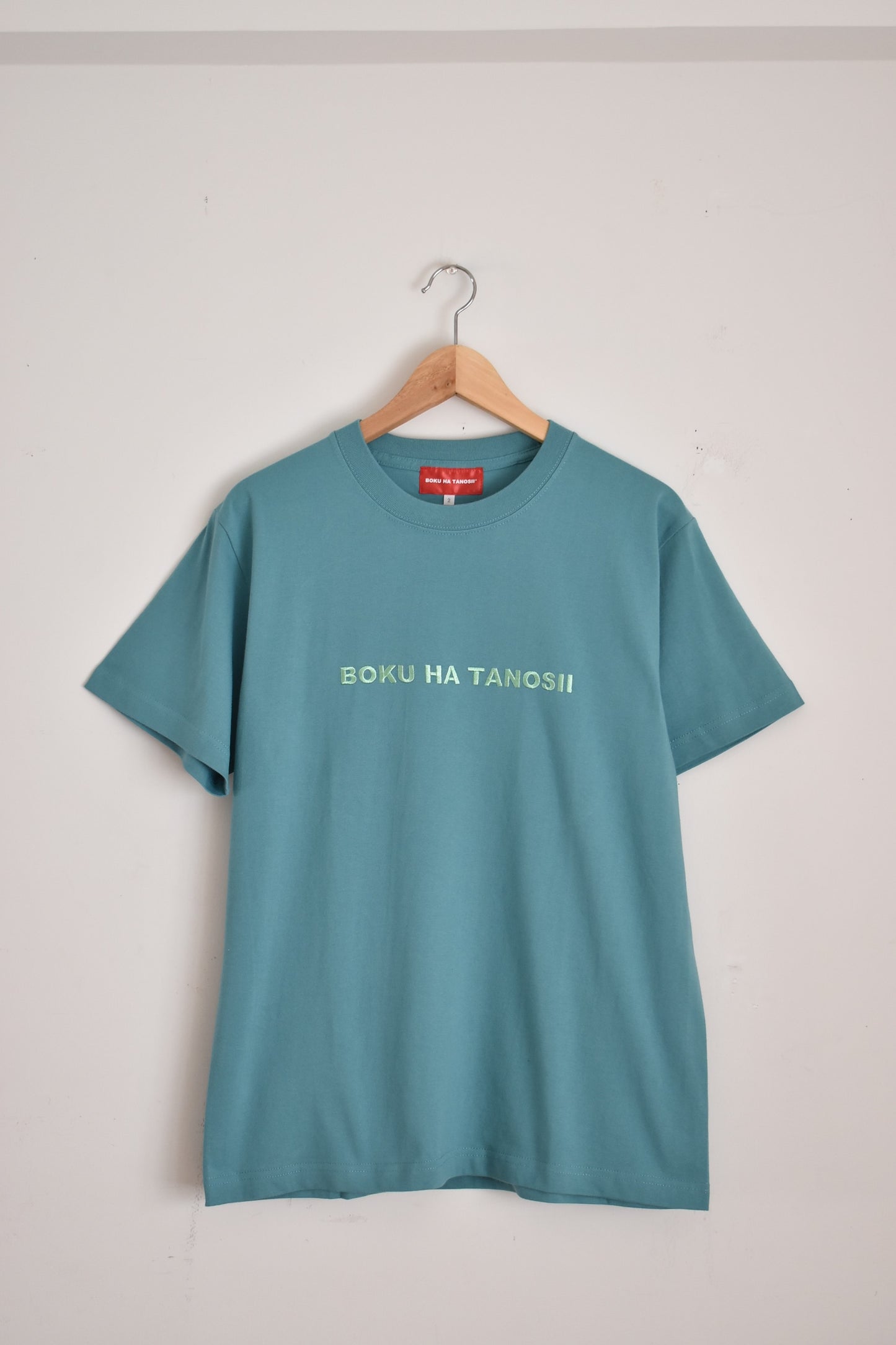 "BOKU HA TANOSII" Bokutano Tee -white/black-