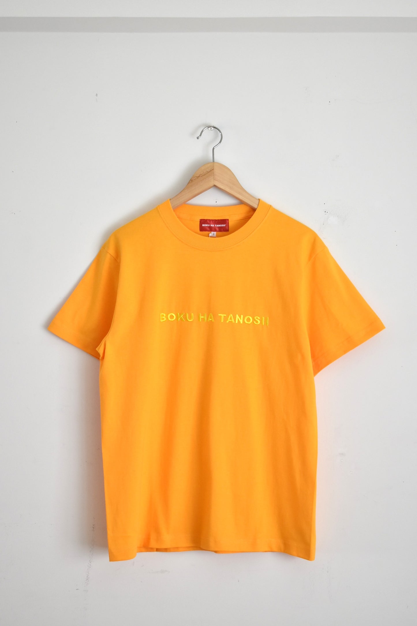 "BOKU HA TANOSII" Bokutano Tee -white/black-