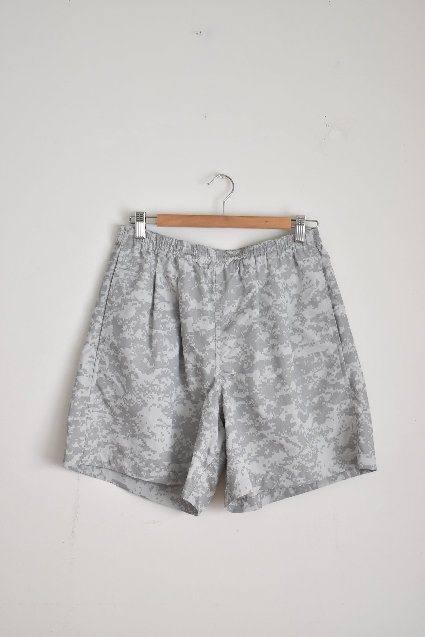 「BURLAP OUTFITTER」track short reflective -ash-