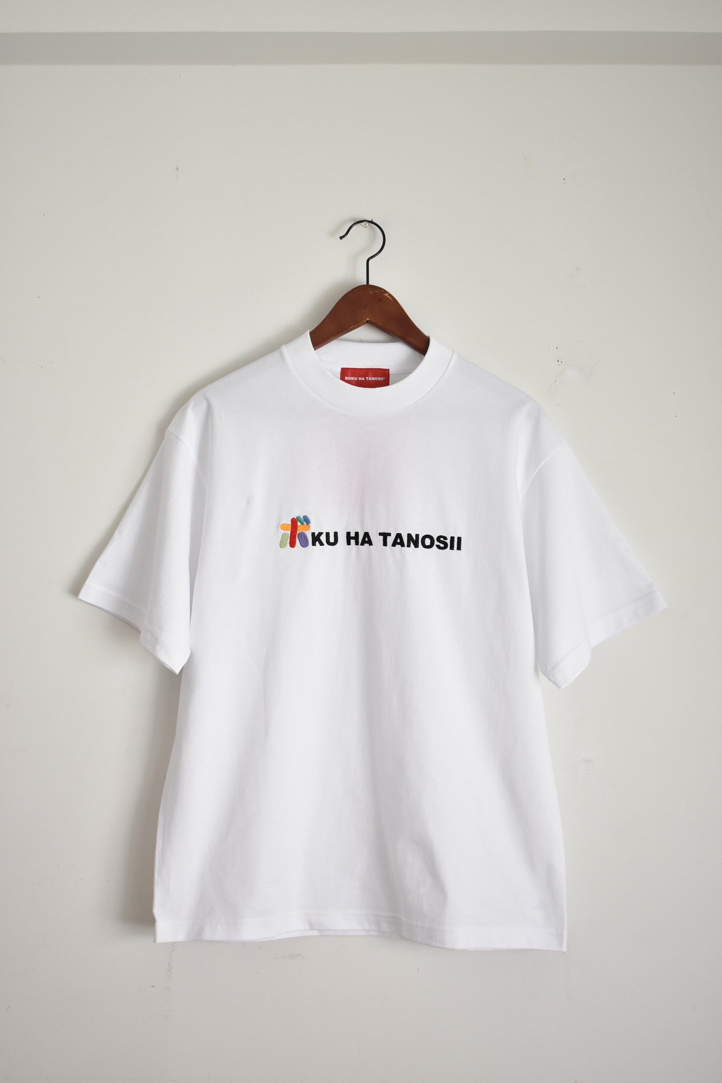 "BOKU HA TANOSII" Bokutano Tee -white/black-
