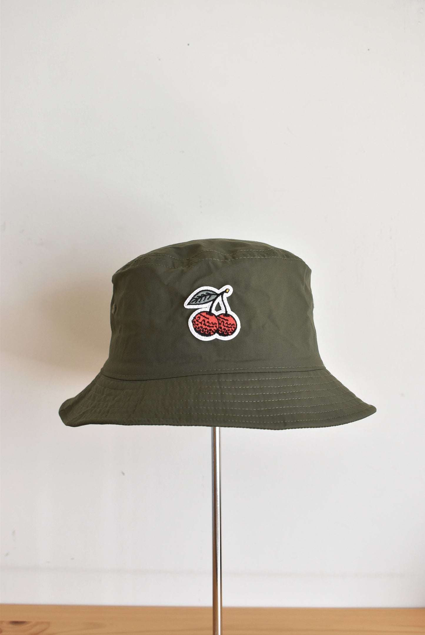 「Outliers Golf」cherrie nylon bucket hat -olive-