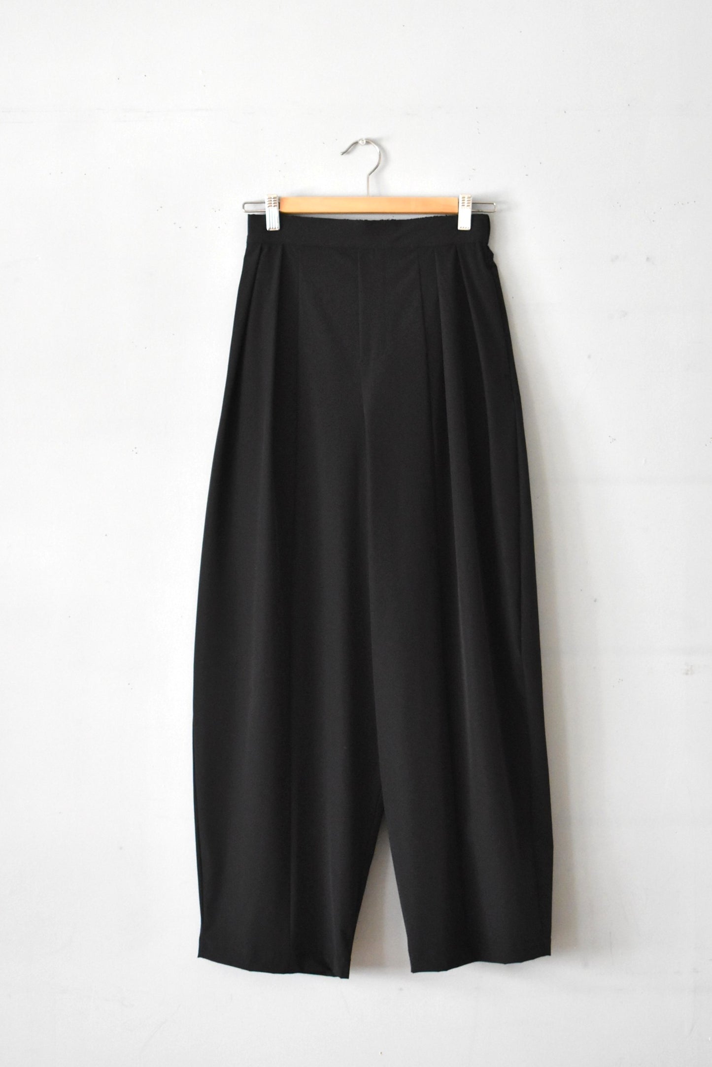 「hunch」ice touch cocoon pants -black-