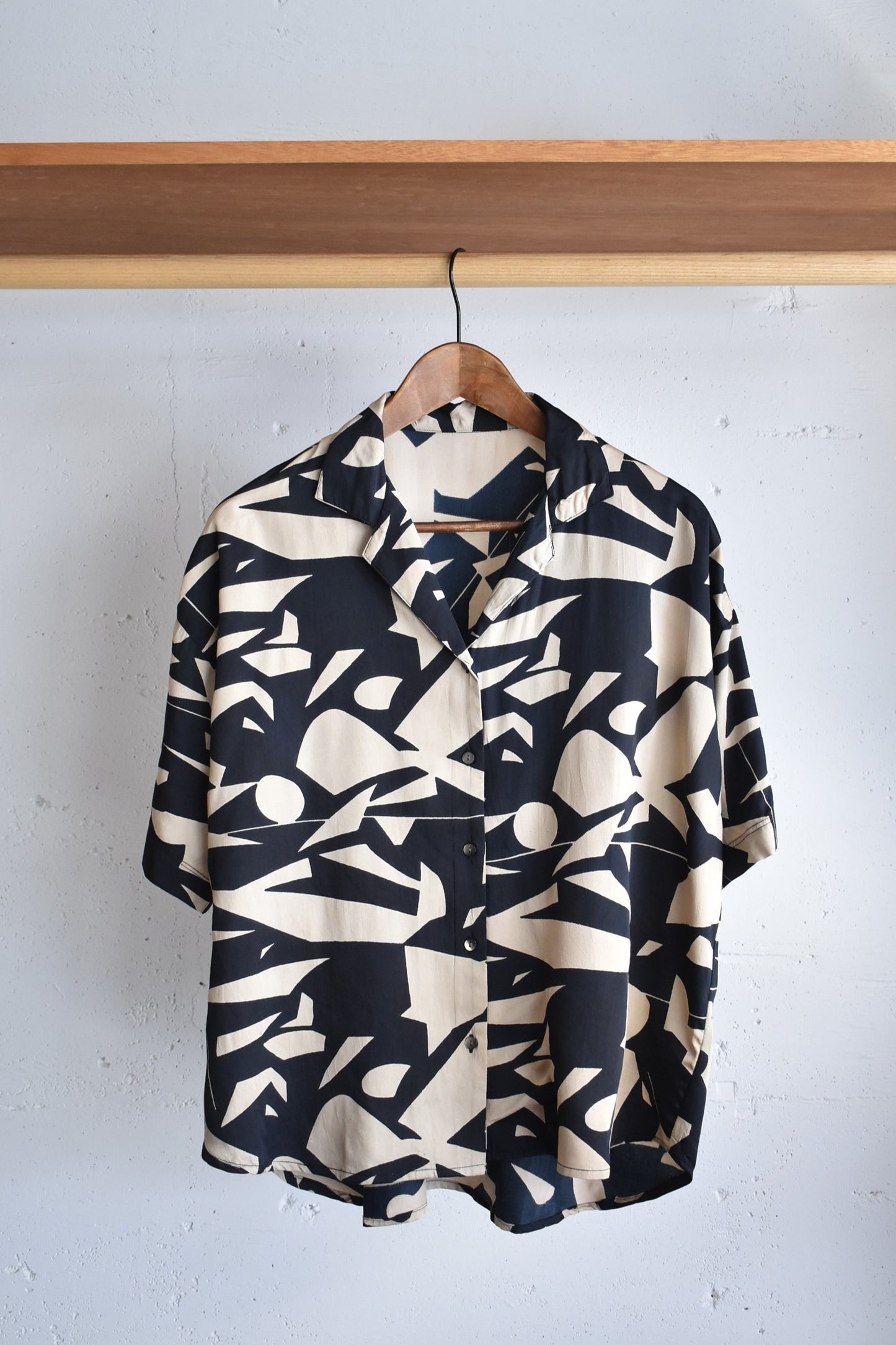 「hunch」viscose satin printed open collar shirts -balck-