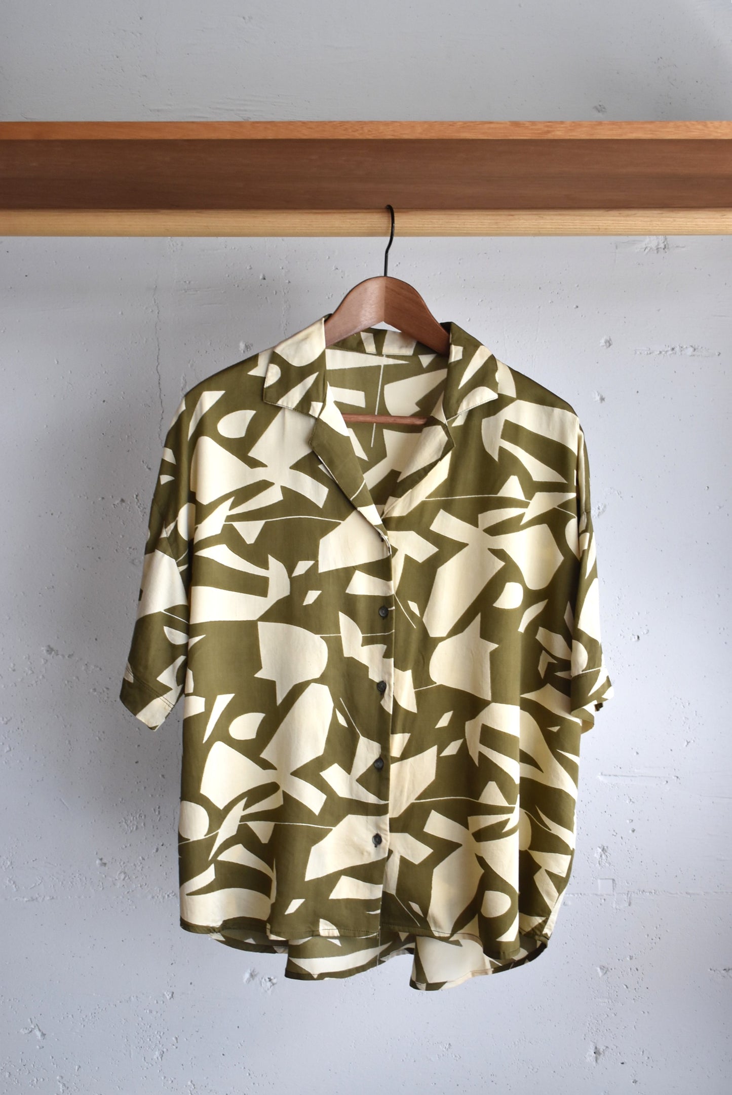 「hunch」viscose satin printed open collar shirts -khaki-