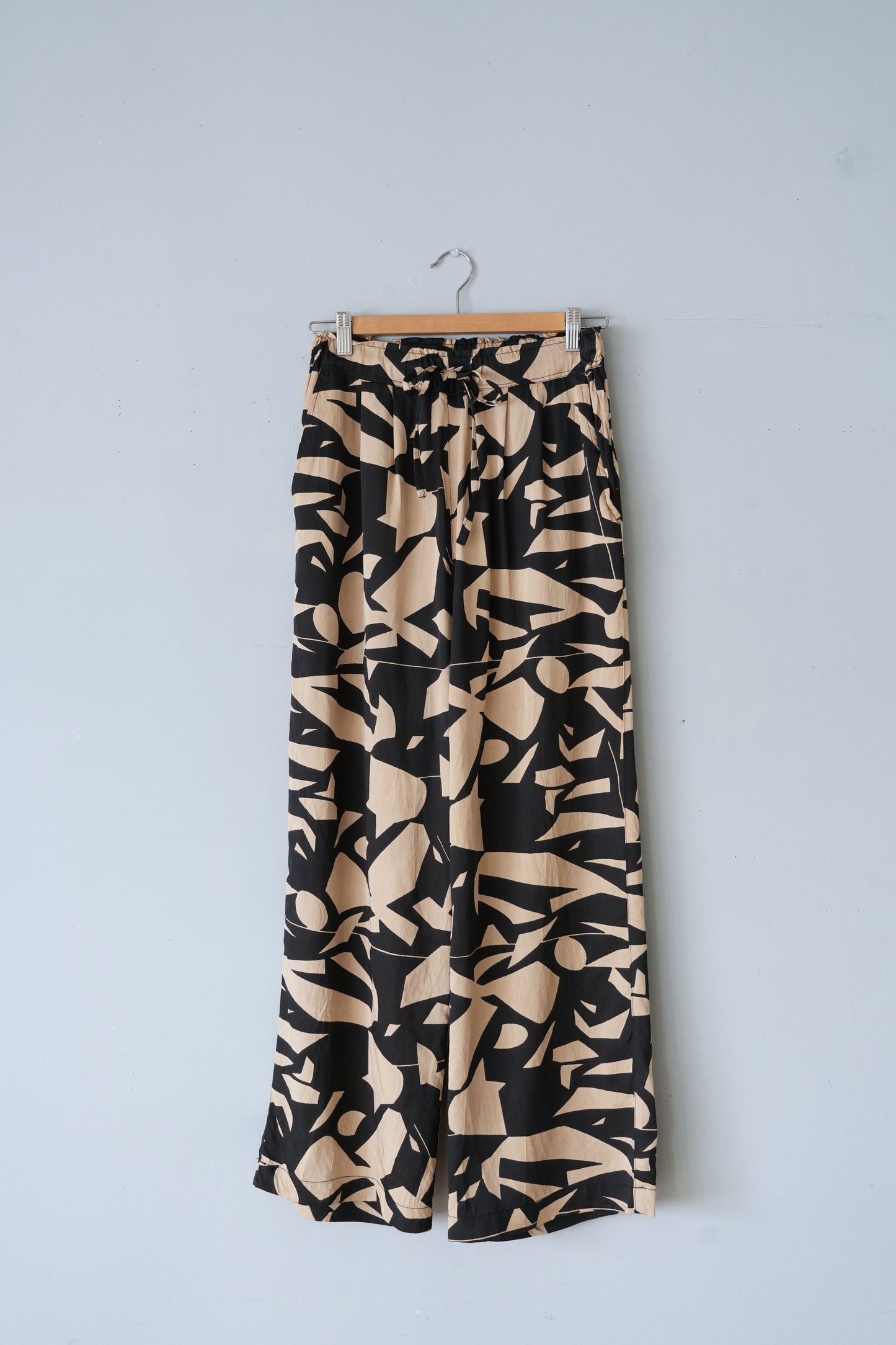 「hunch」biscose satin easy pants -black-