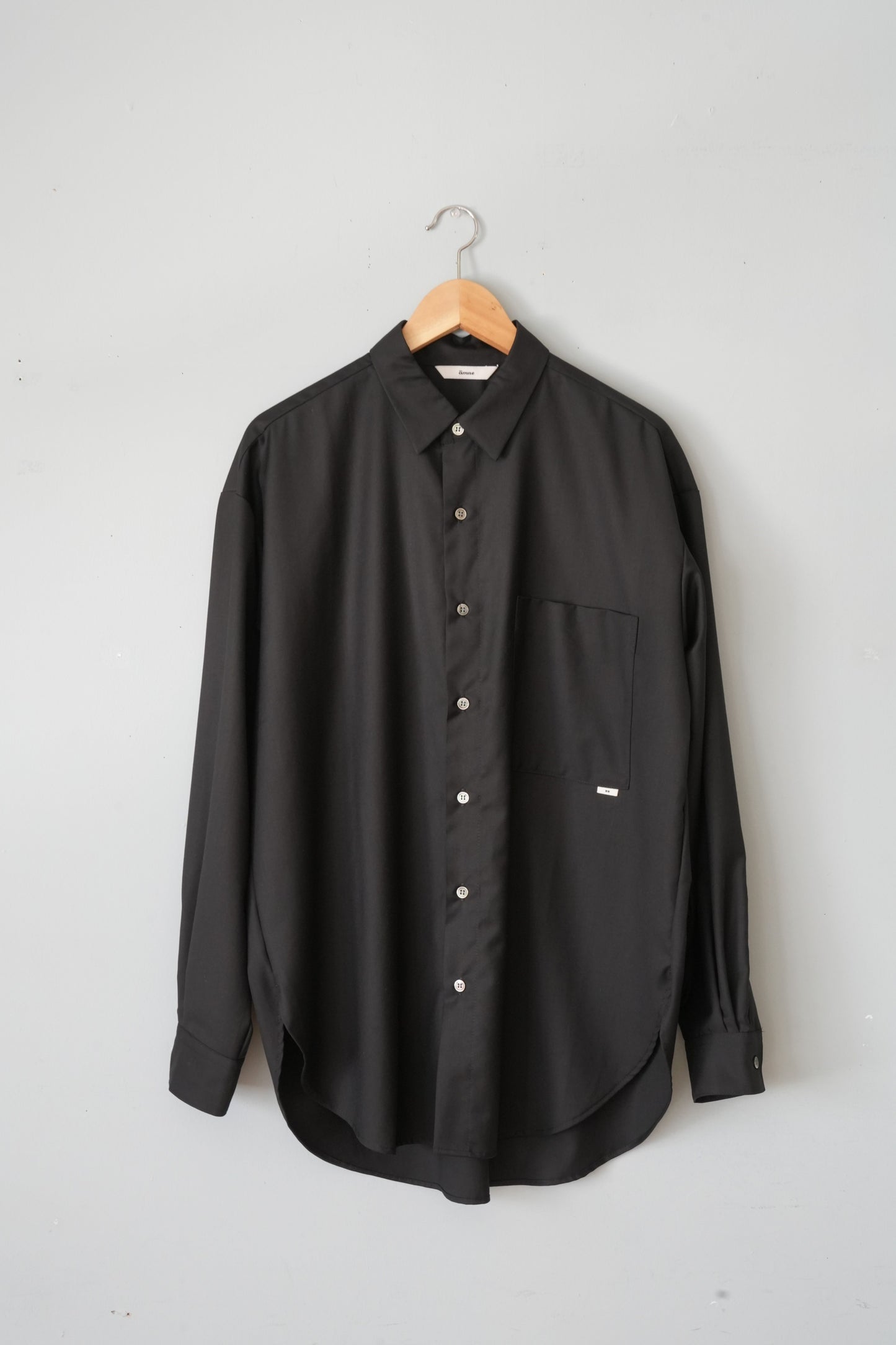 「amne」GABARDINE classic shirts -black-