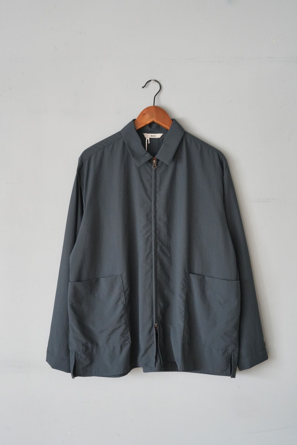「amne」nylon zip park shirt -deep teal-