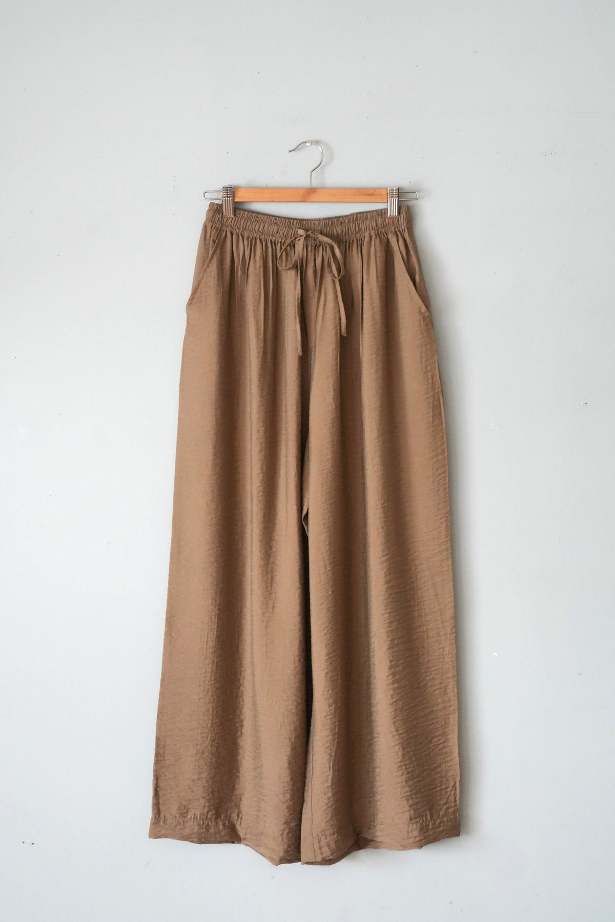 「hunch」parachute fabric easy pants -khaki-