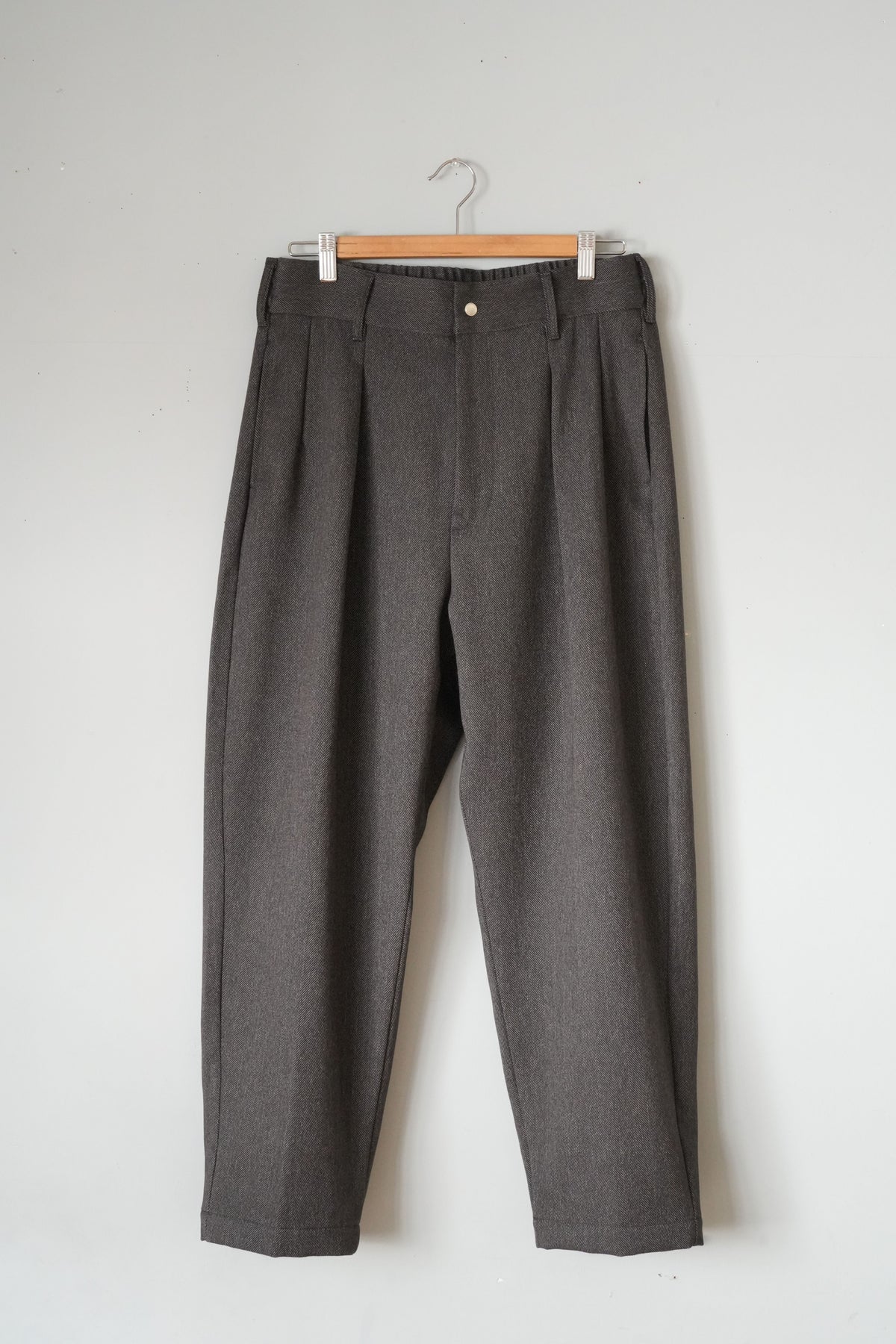 「amne」 HERRINGBONE peg top slacks