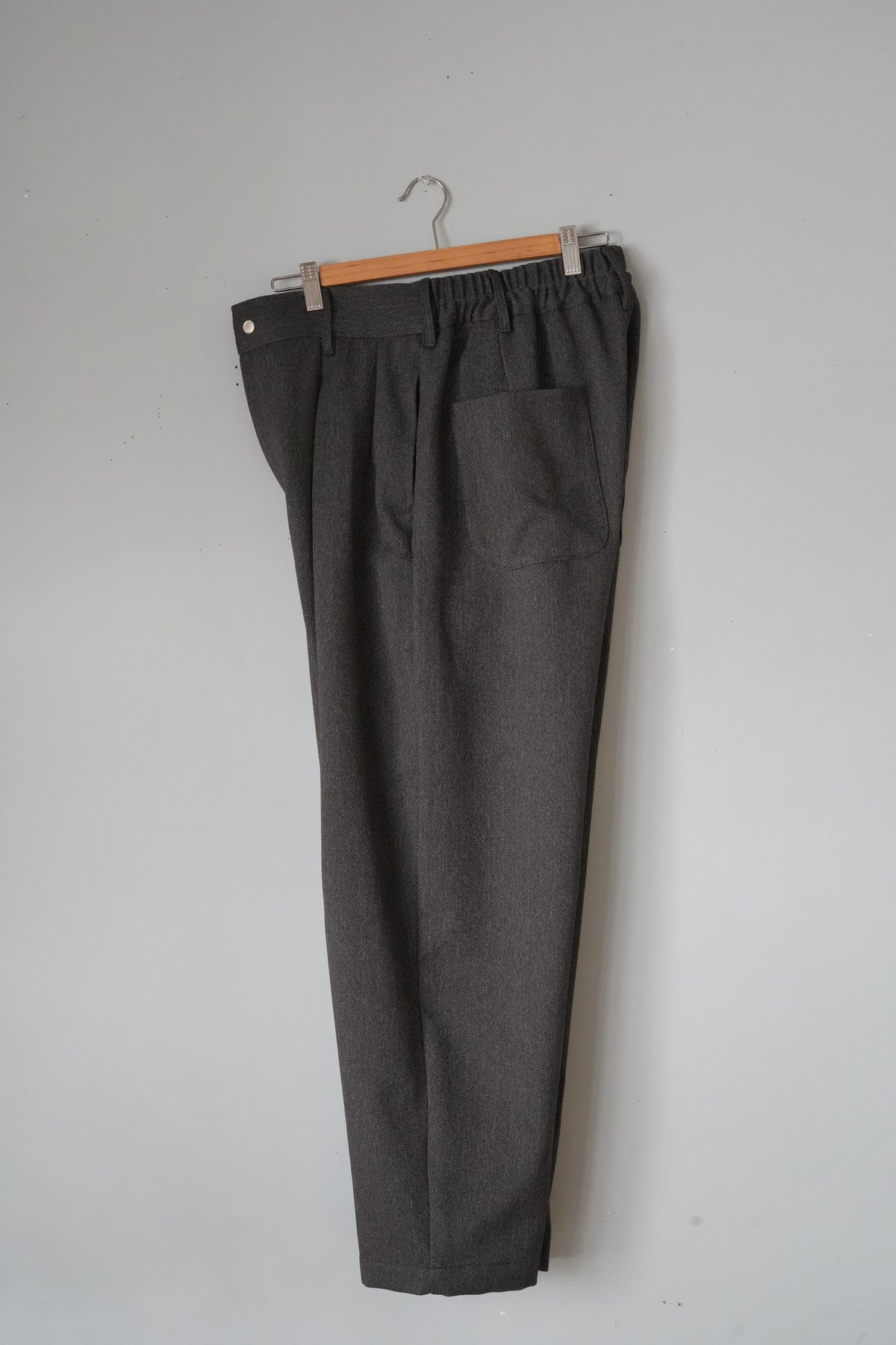 「amne」 HERRINGBONE peg top slacks