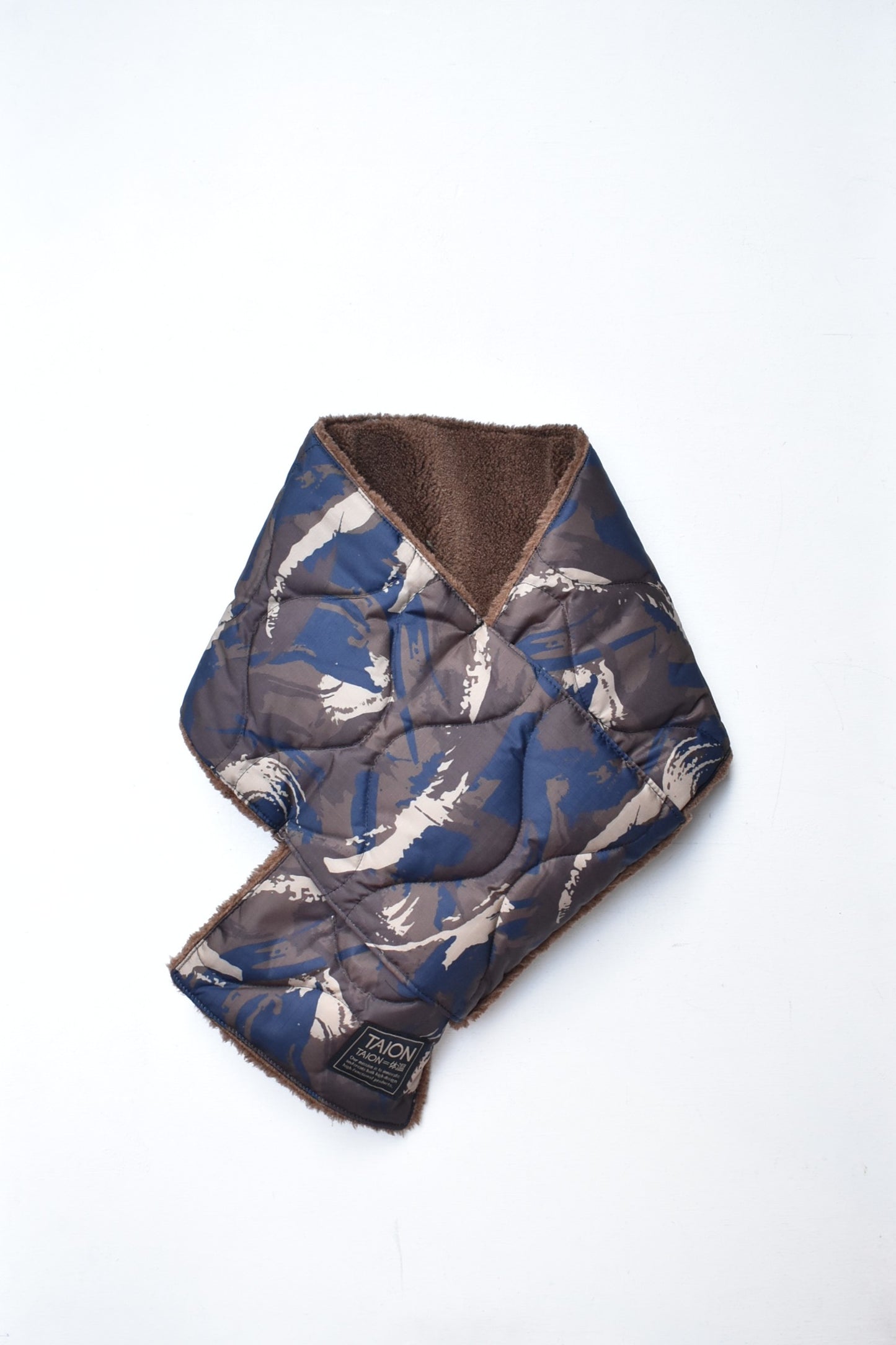 「TAION」military reversible down muffler -paint camo-