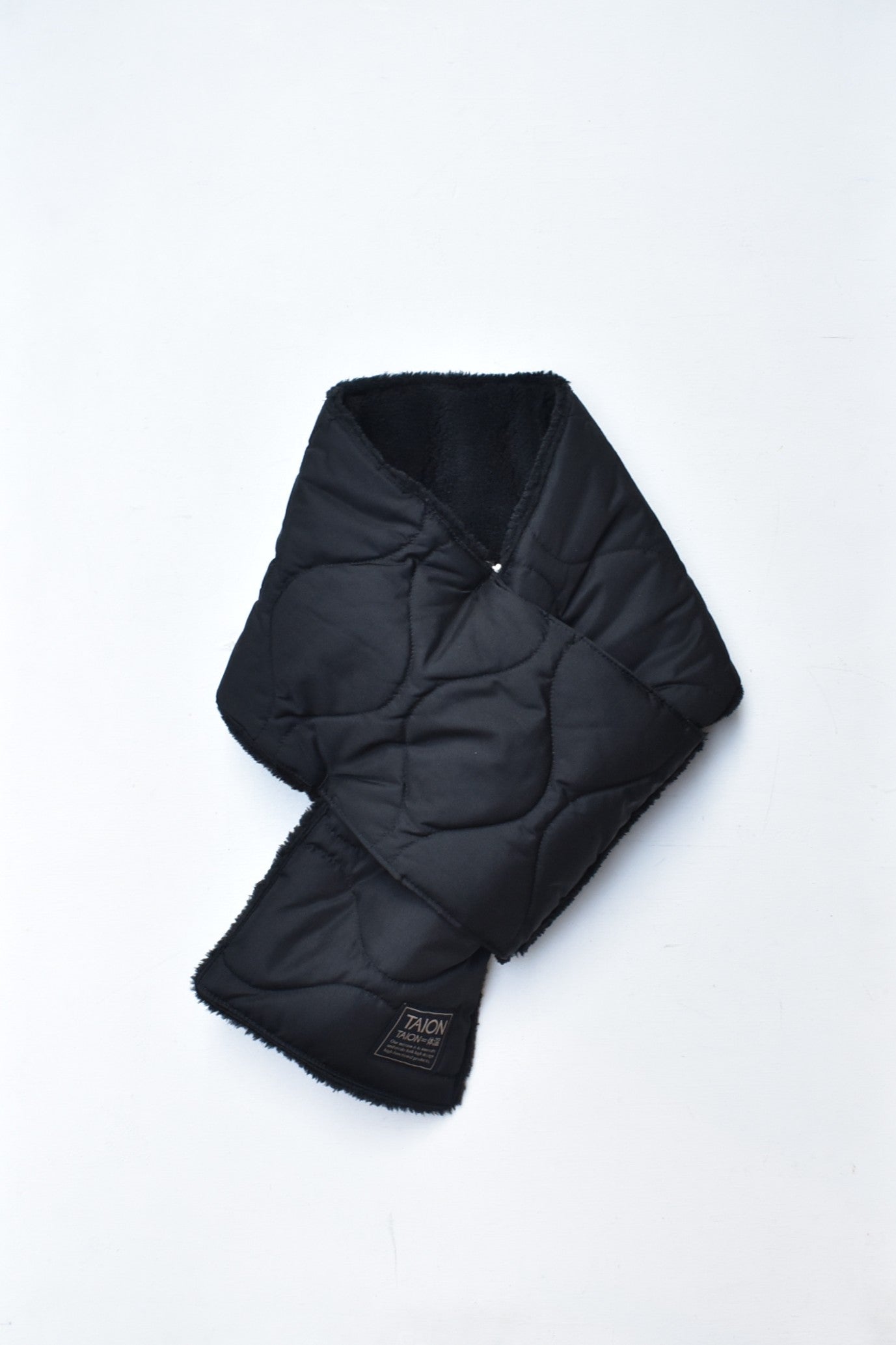 「TAION」military reversible down muffler -black-