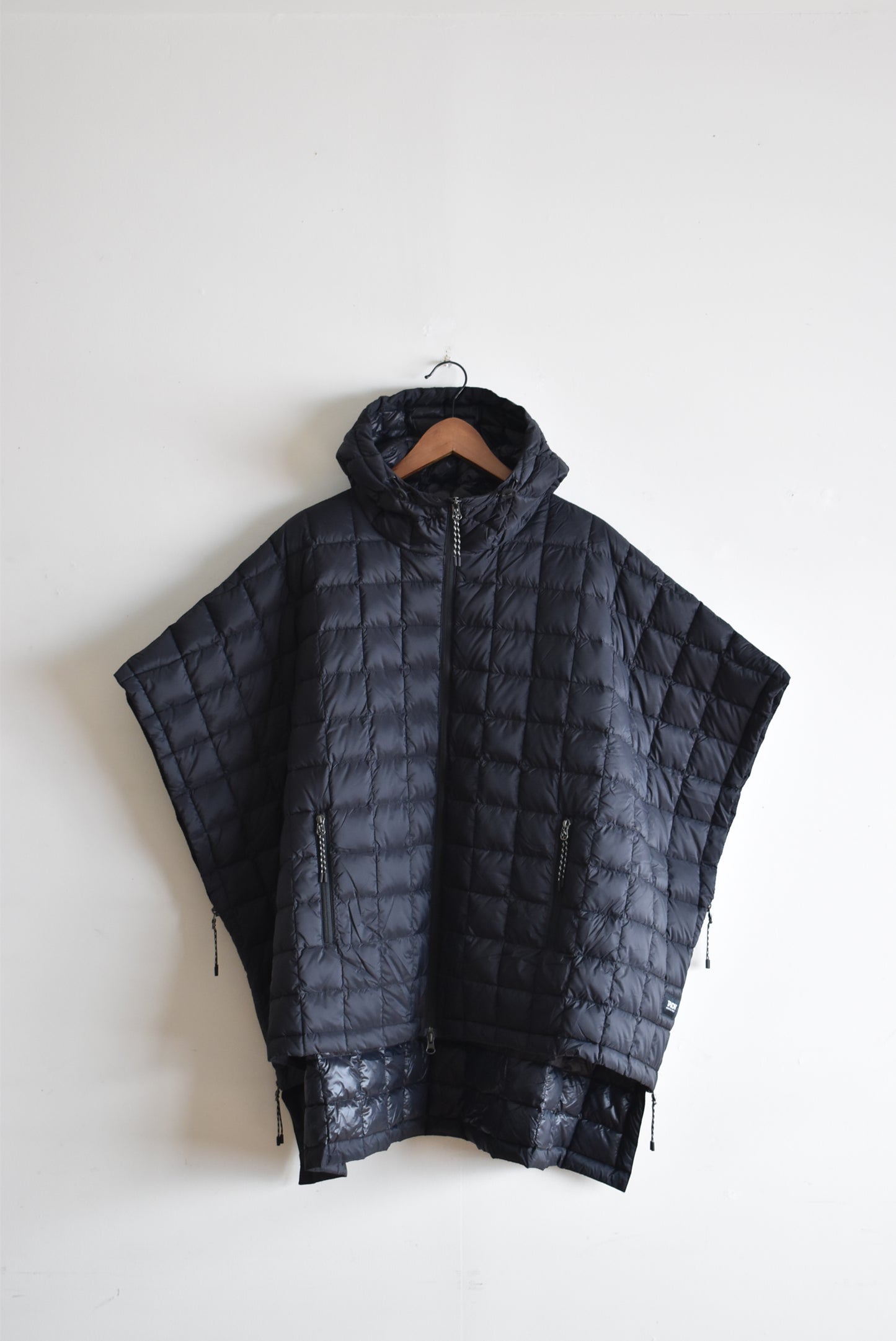 「TAION」mountain open front down poncho -black-