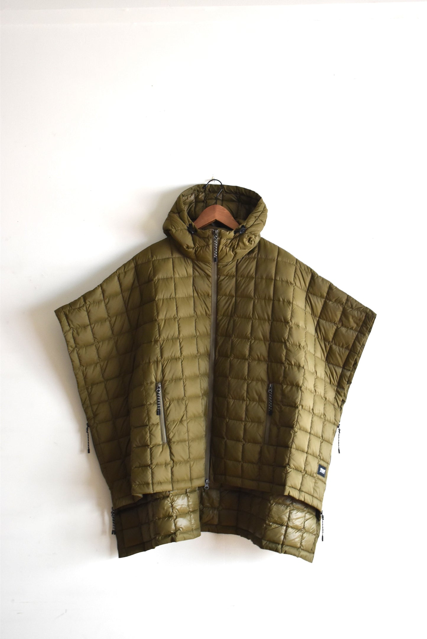 「TAION」mountain open front down poncho -olive-