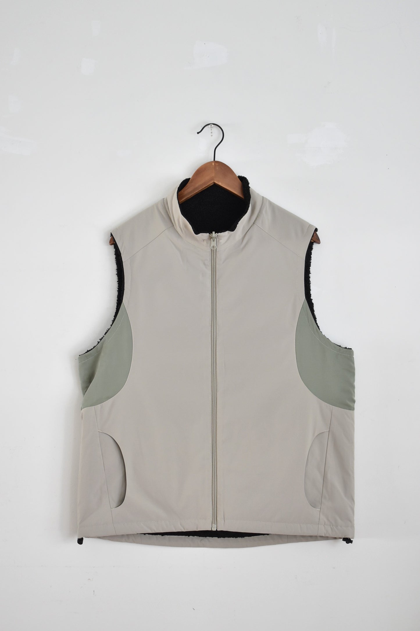「QUOLT」tech reversible vest -beige/black boa-