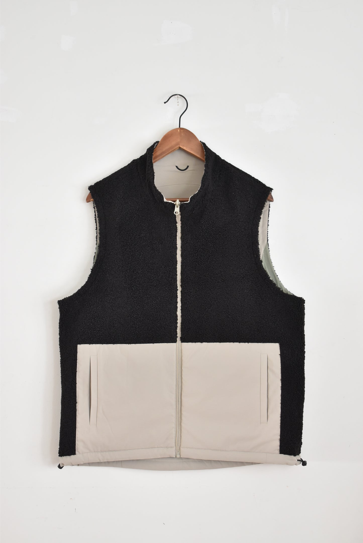 「QUOLT」tech reversible vest -beige/black boa-