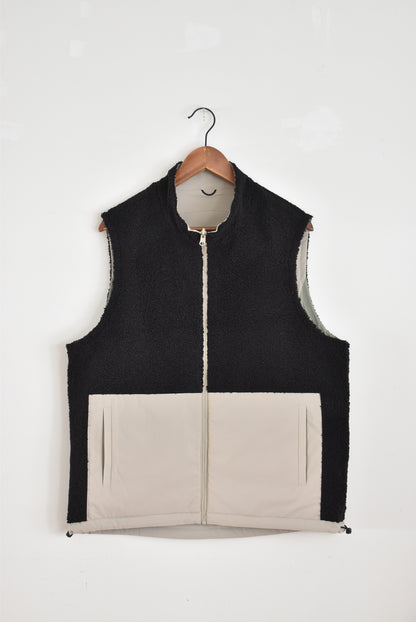 「QUOLT」tech reversible vest -beige/black boa-