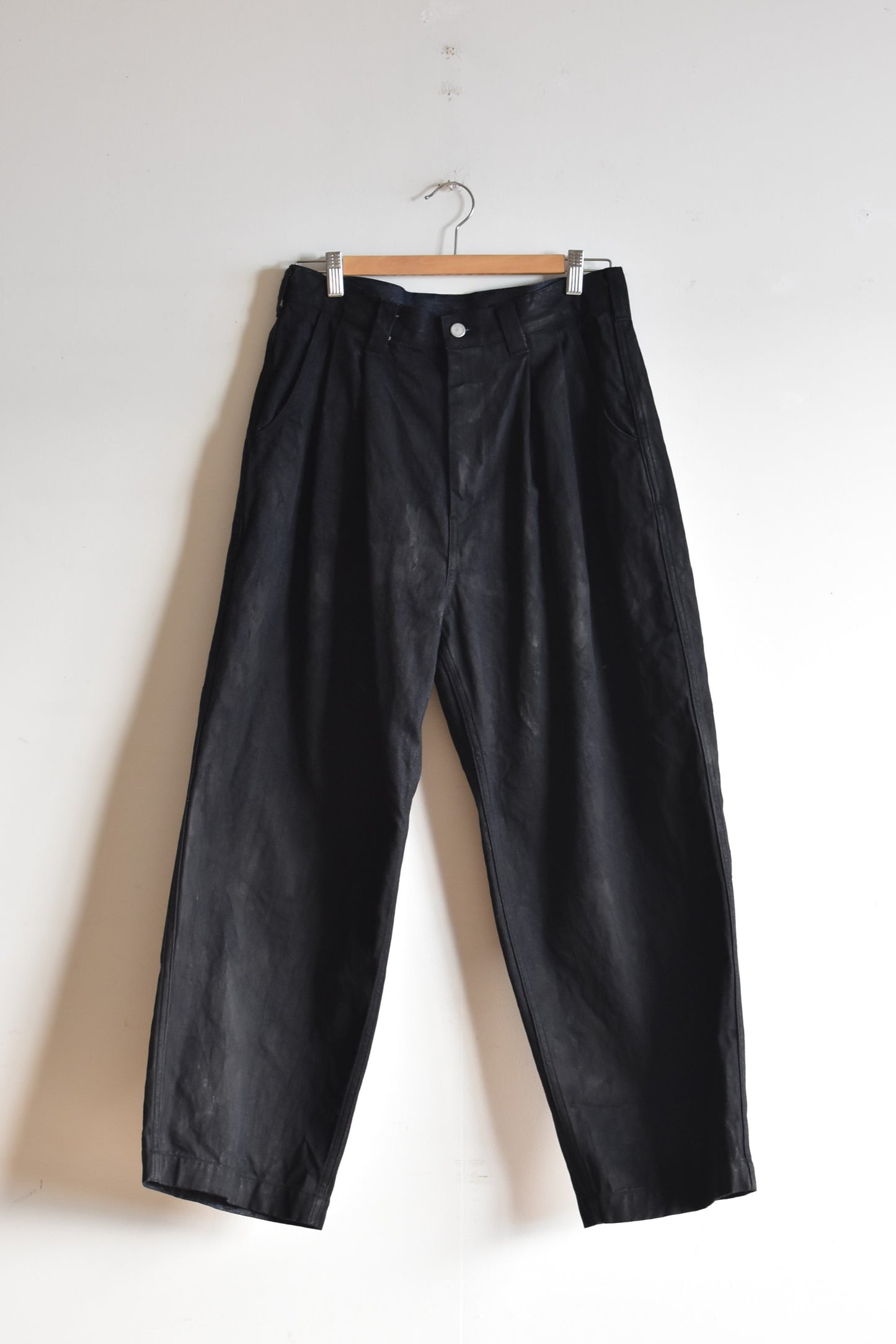 「roundabout」denim 2tuck pants -black-