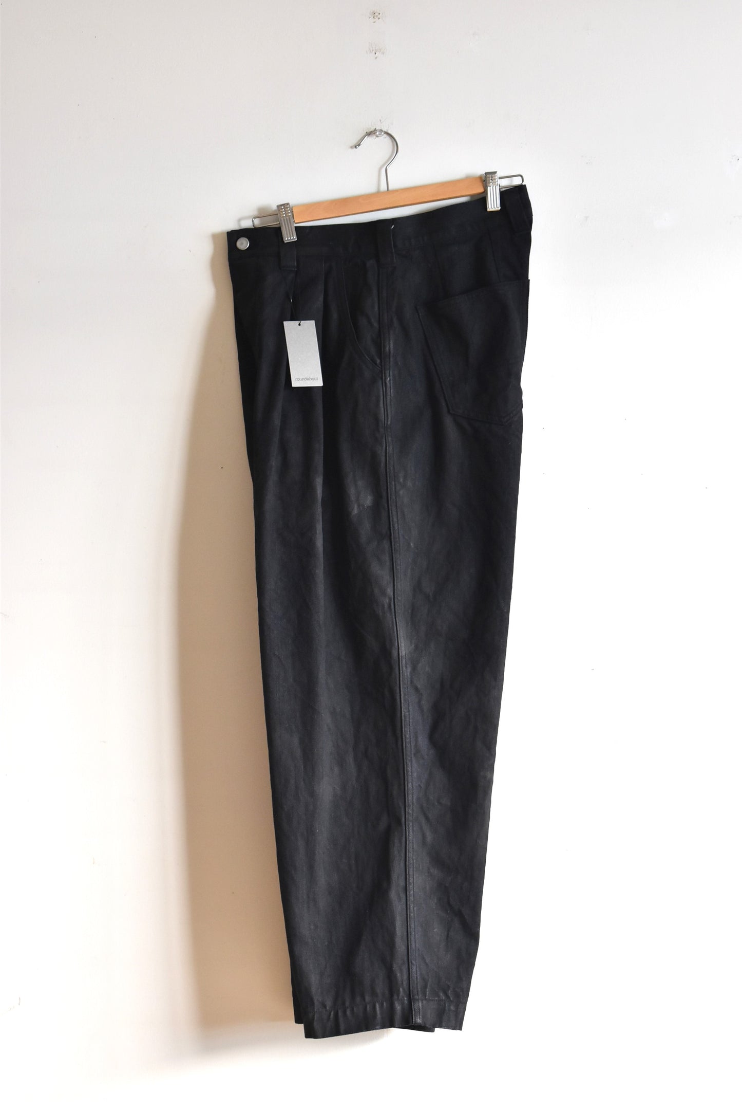 「roundabout」denim 2tuck pants -black-