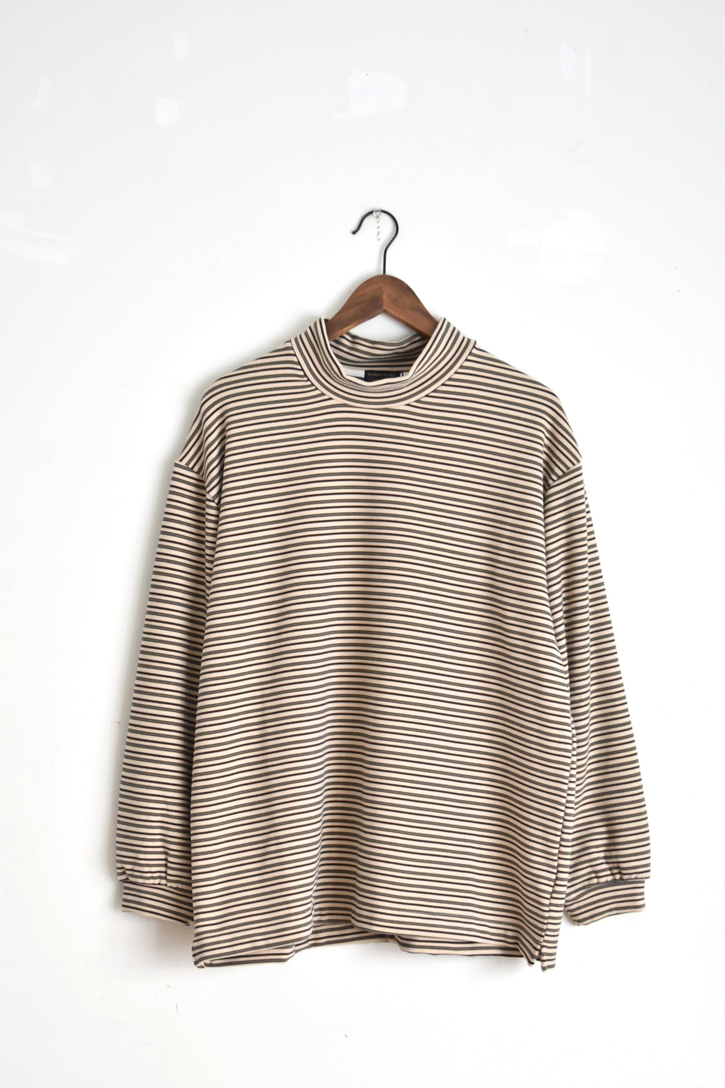 「modem design」border turtle neck -beige-