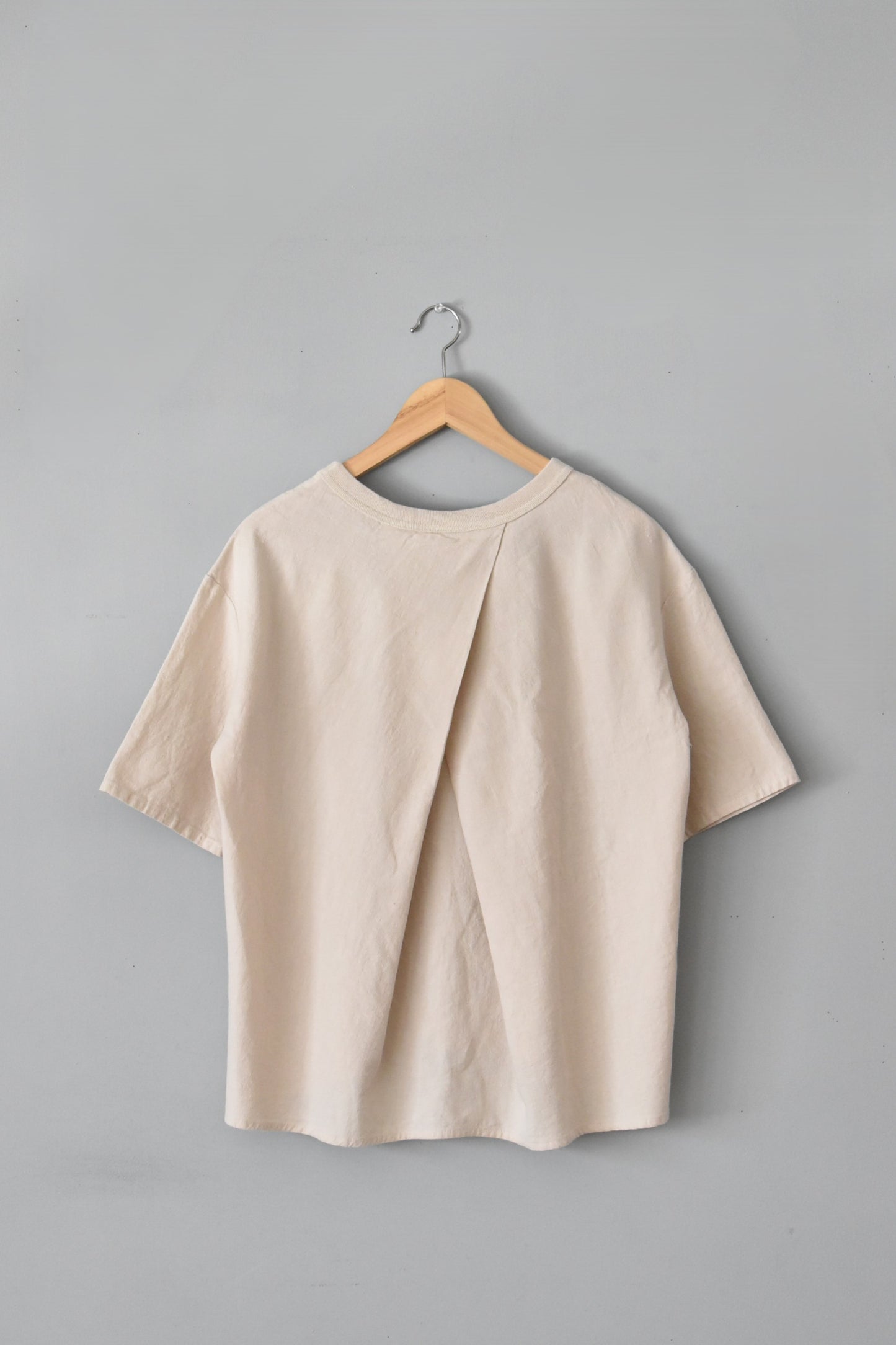「maillot」linen rich back tuck half sleeve shirt-tee -ivory-