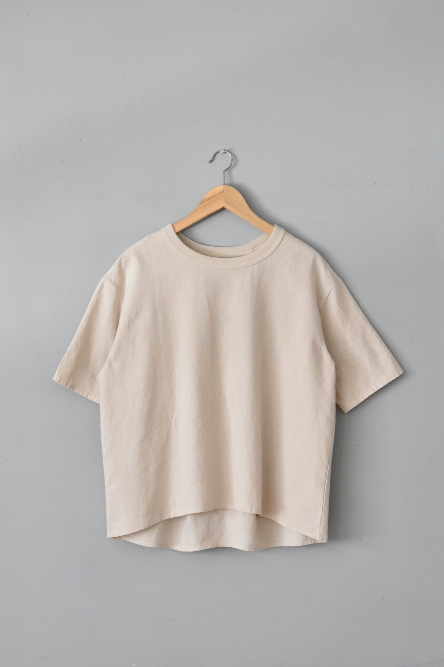 「maillot」linen rich back tuck half sleeve shirt-tee -ivory-