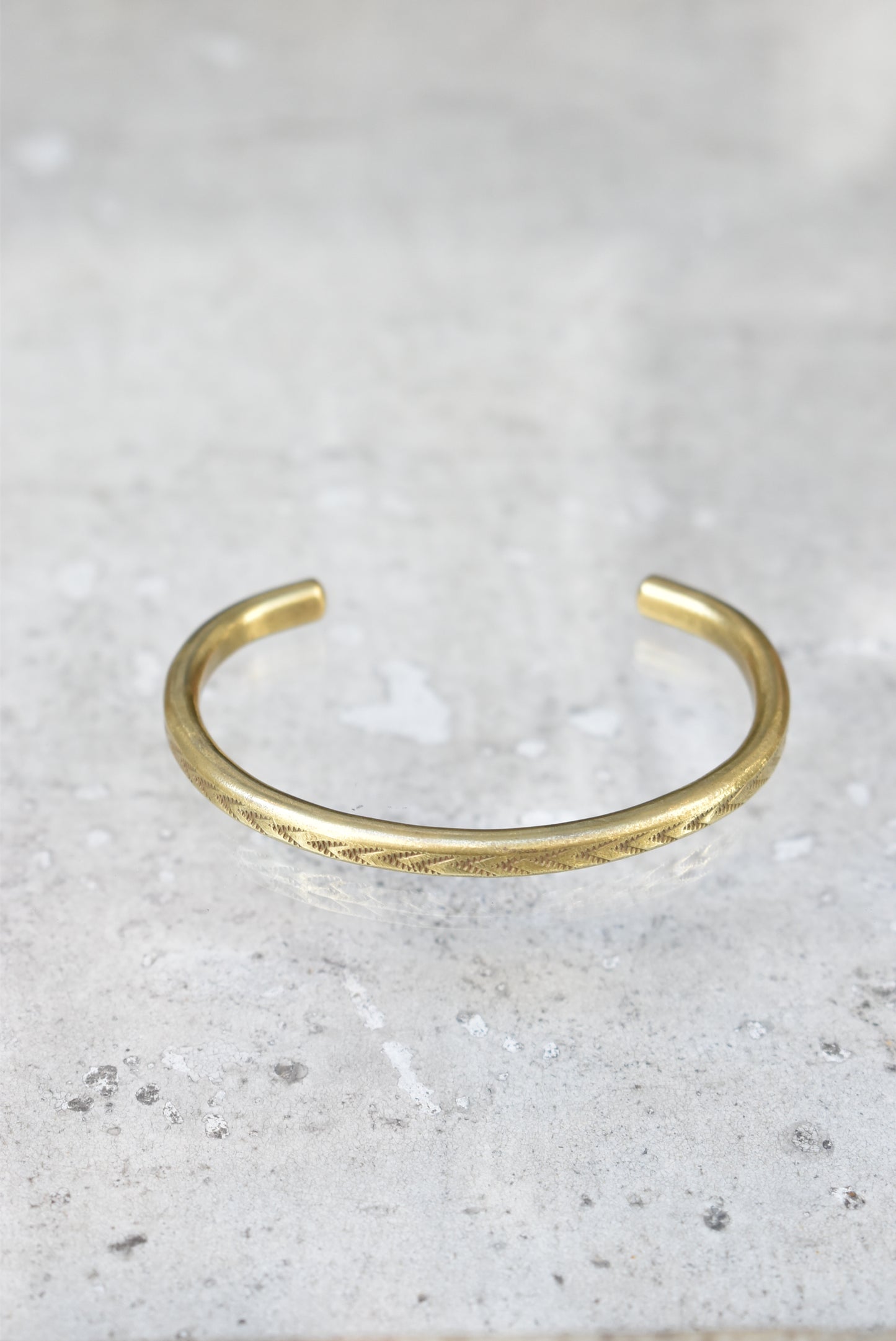 「slowrise」brass bangle -arrow-
