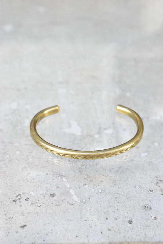 「slowrise」brass bangle -arrow-