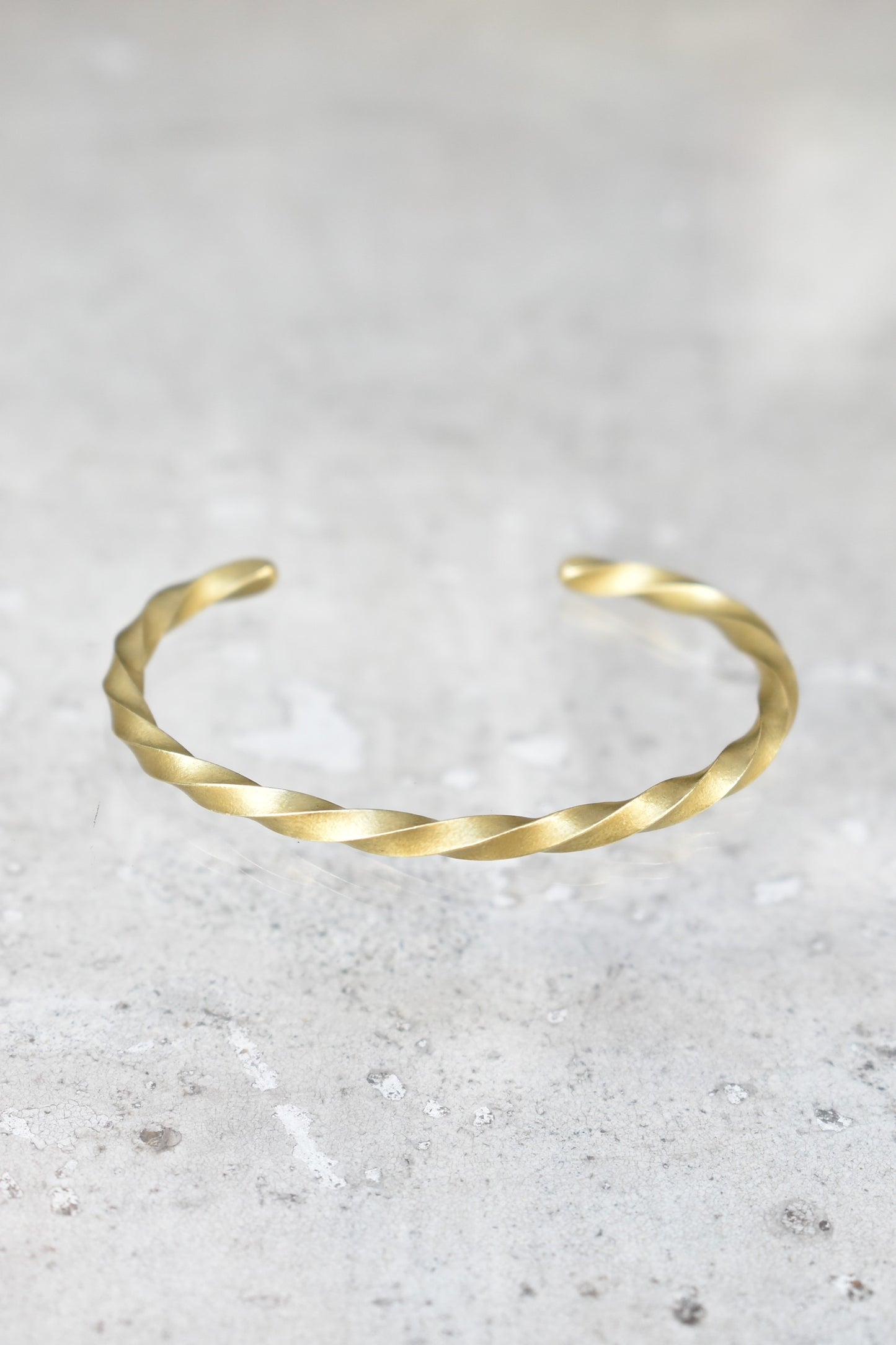 「slowrise」brass bangle -twist-
