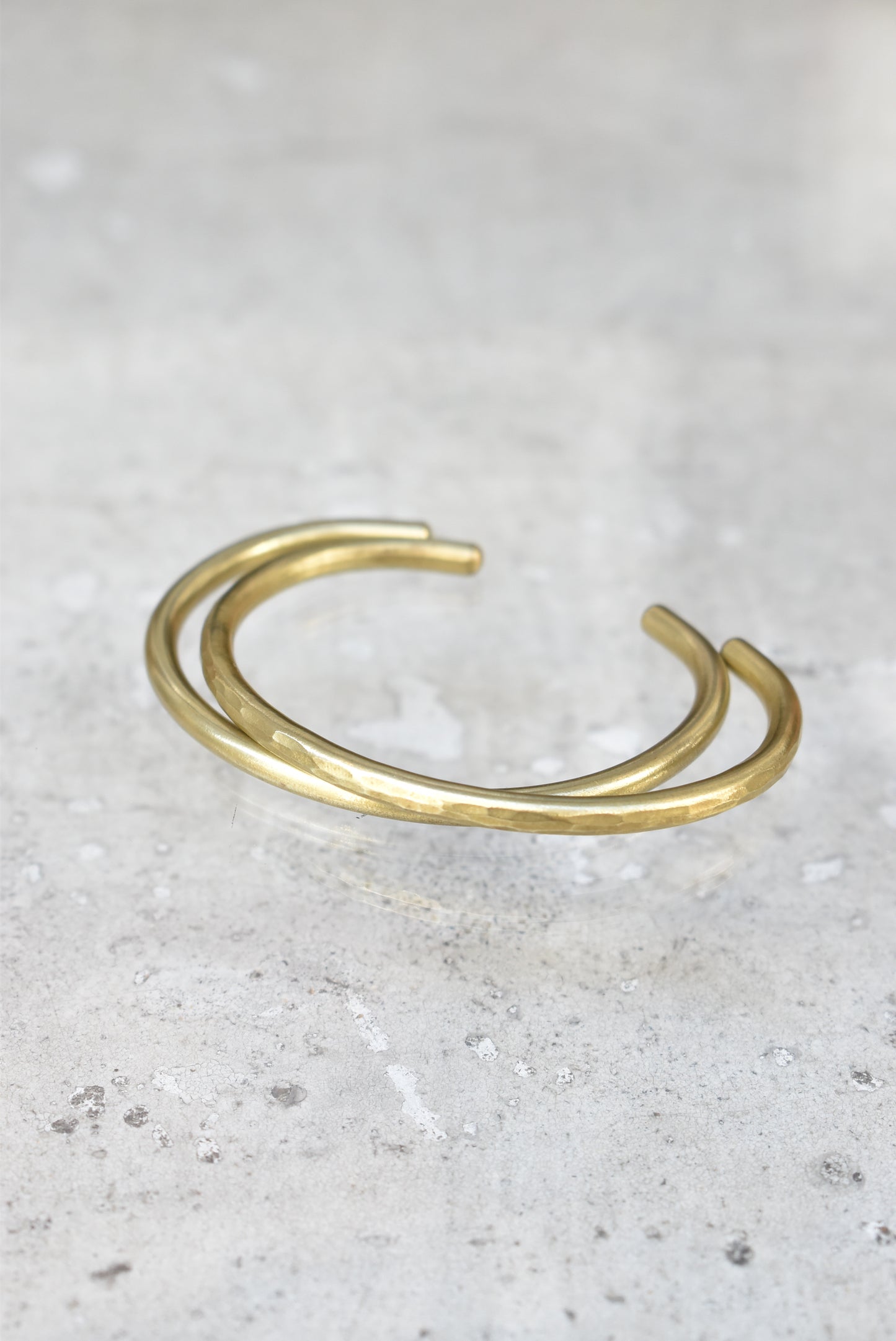 「slowrise」brass bangle -plaine & hammer finish-