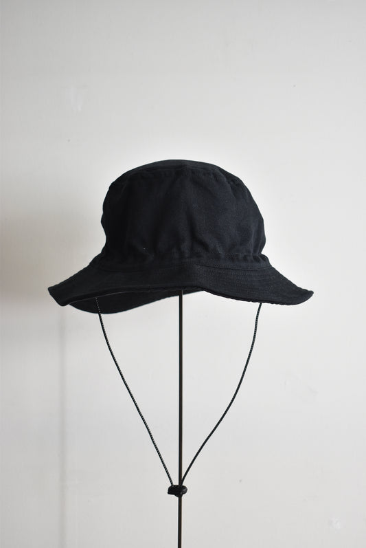 「Phatee」bucket hat chin strap -black twill-