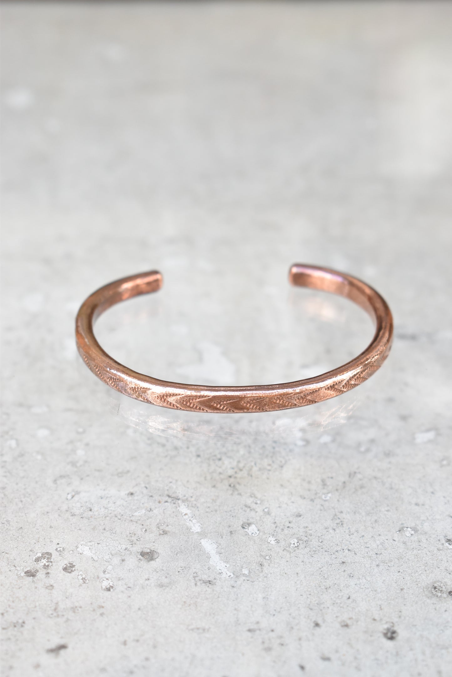 「slowrise」copper bangle -arrow-