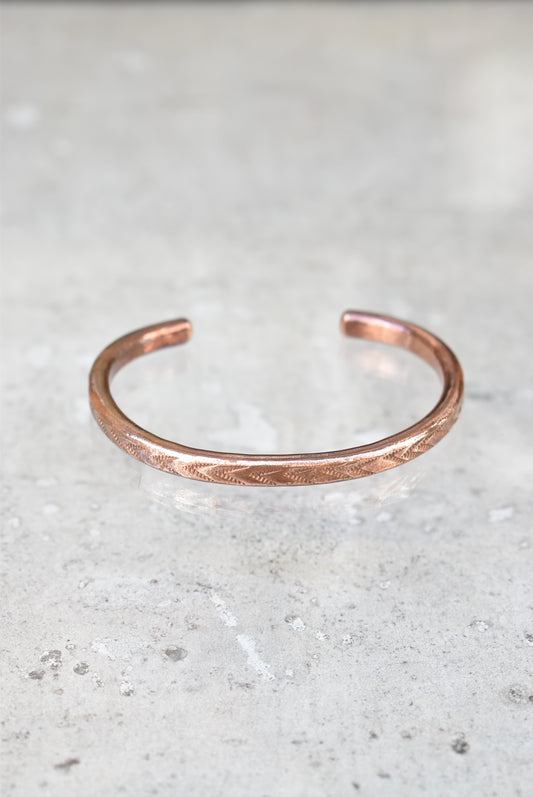 「slowrise」copper bangle -arrow-