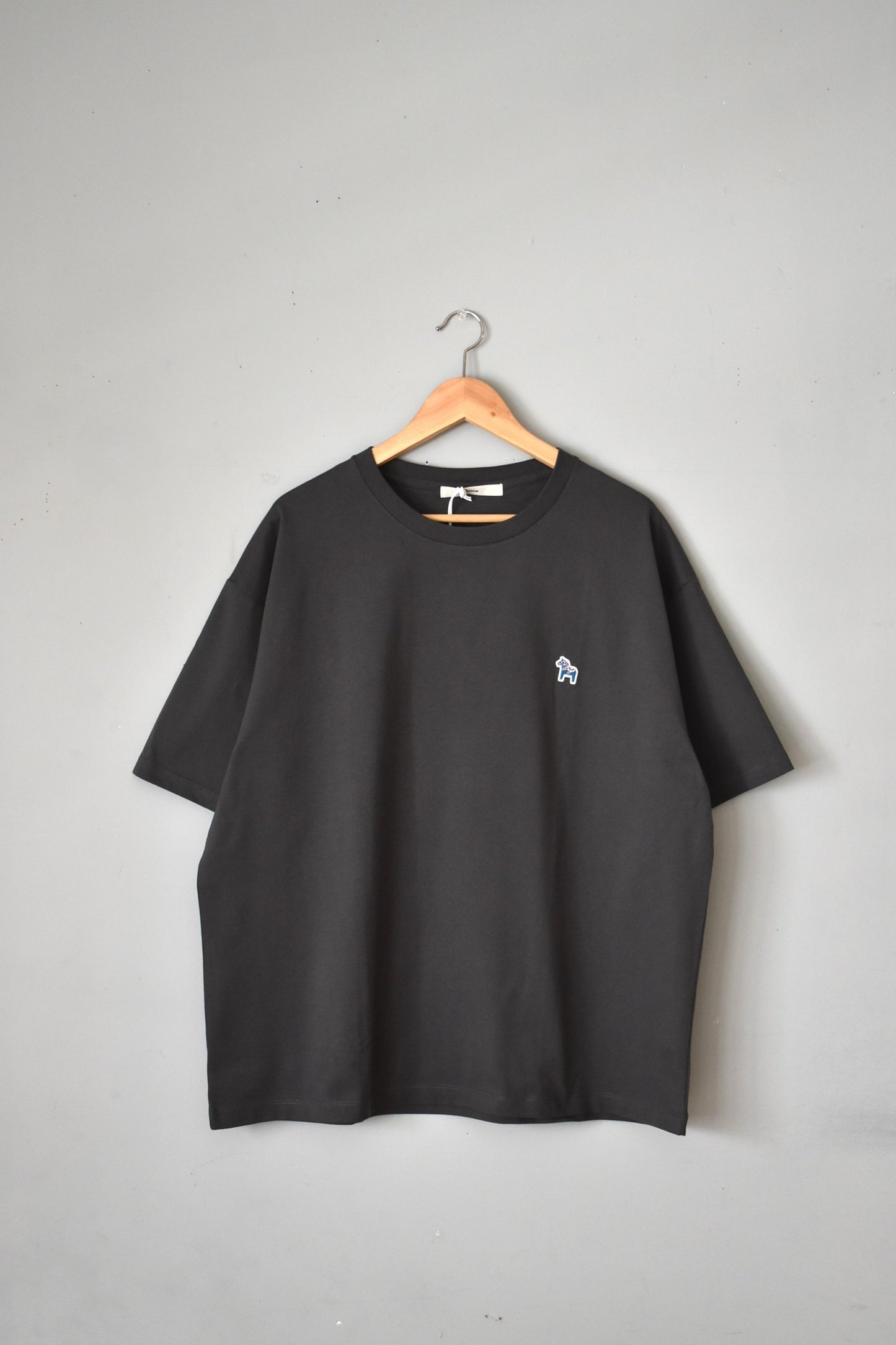 「amne」" Dalahäst " half sleeve tee -carbon-