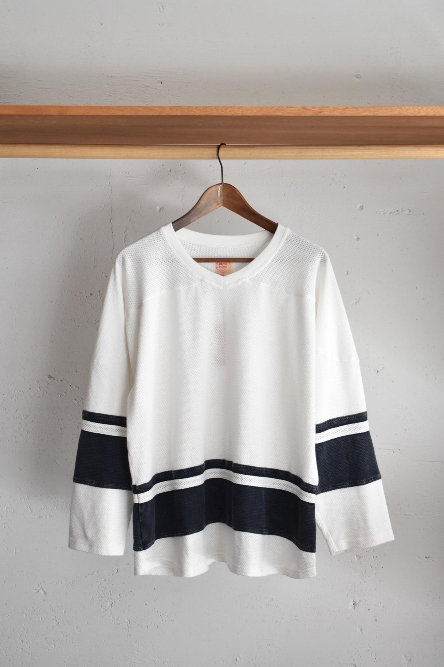 「imprestore」hockey V-neck Tee -faded ivory-