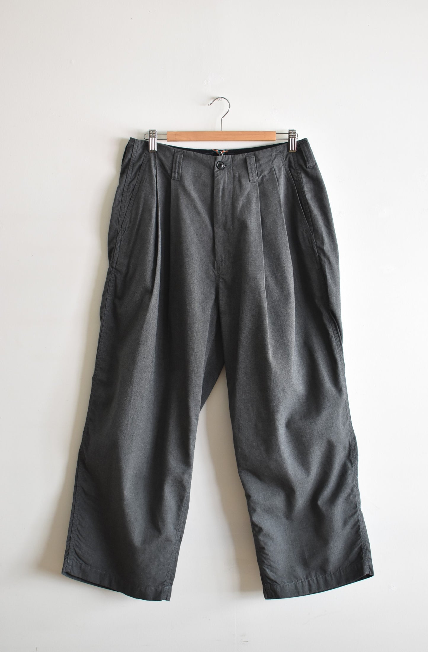 「roundabout」chambray 2tuck pants -black-