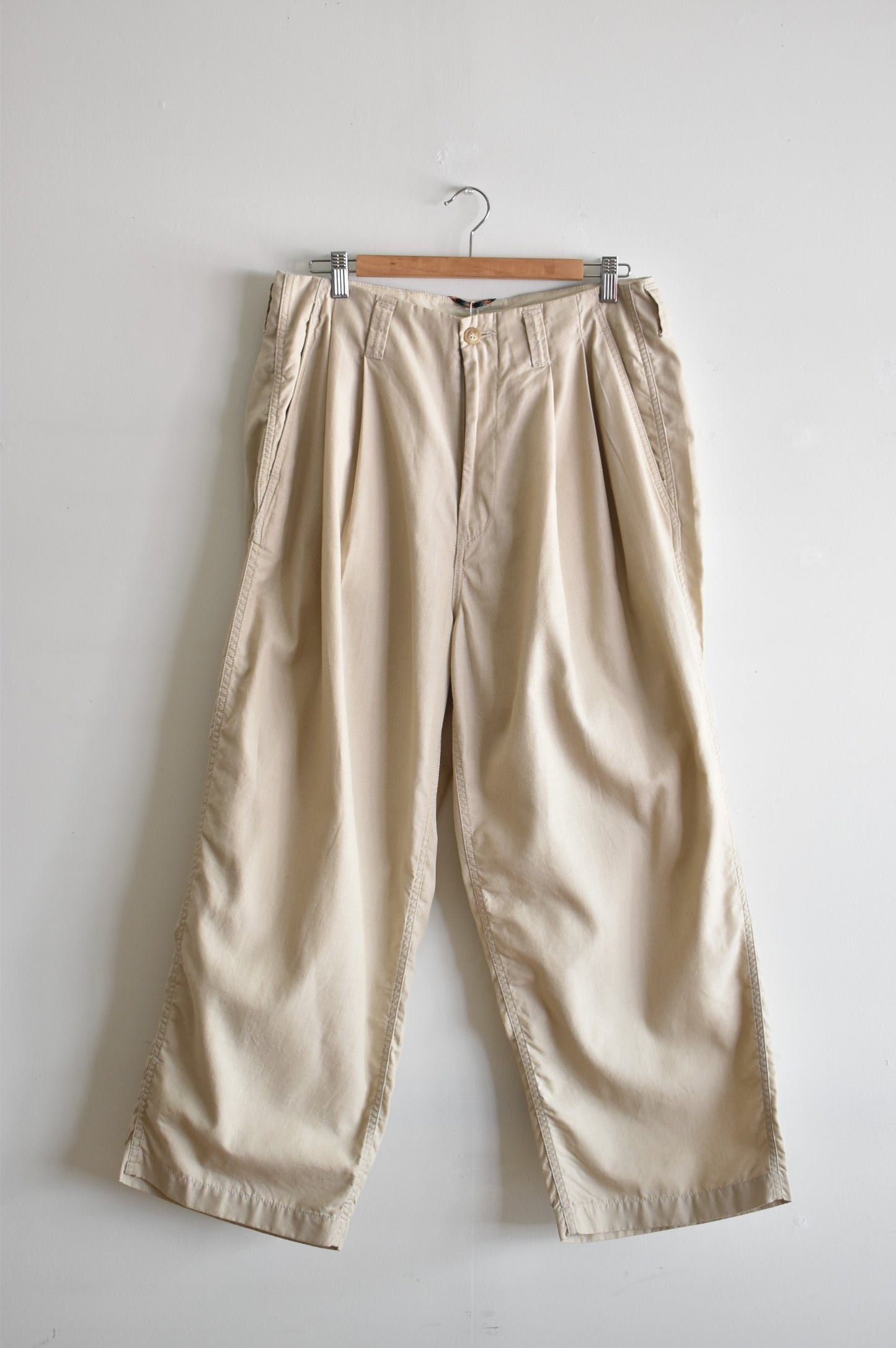 「roundabout」chambray 2tuck pants -ecru-